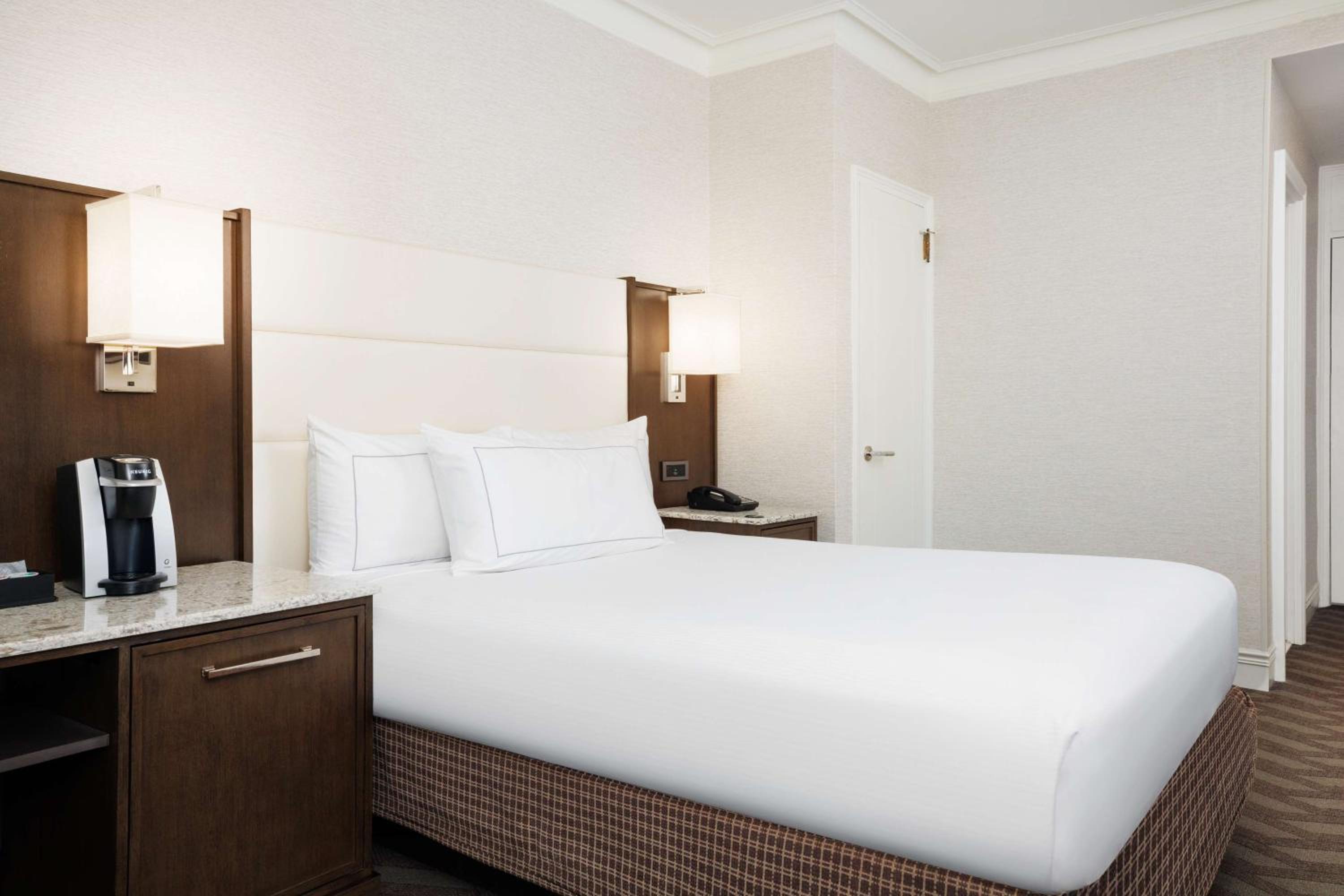 Deluxe King Room - Photo 5