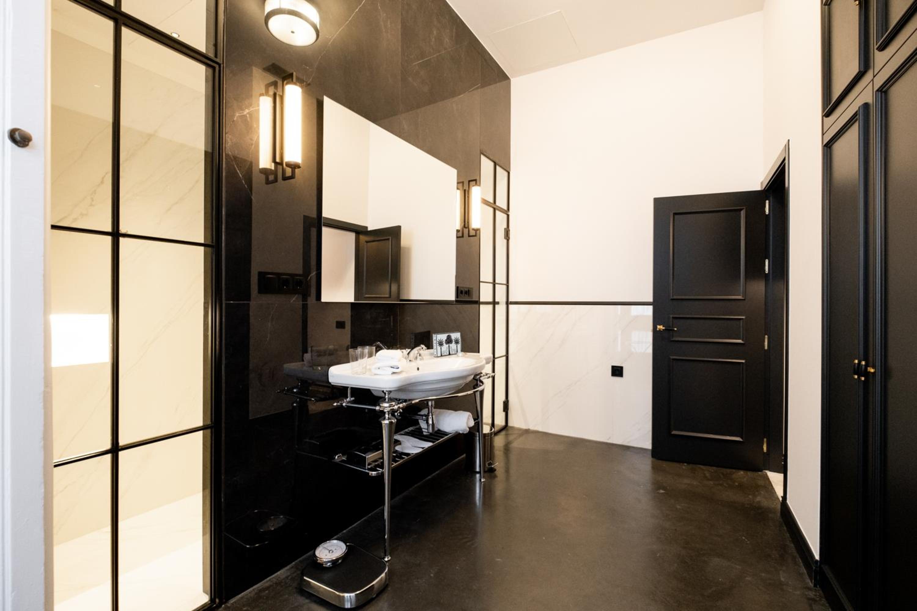 Deluxe Room - Photo 6