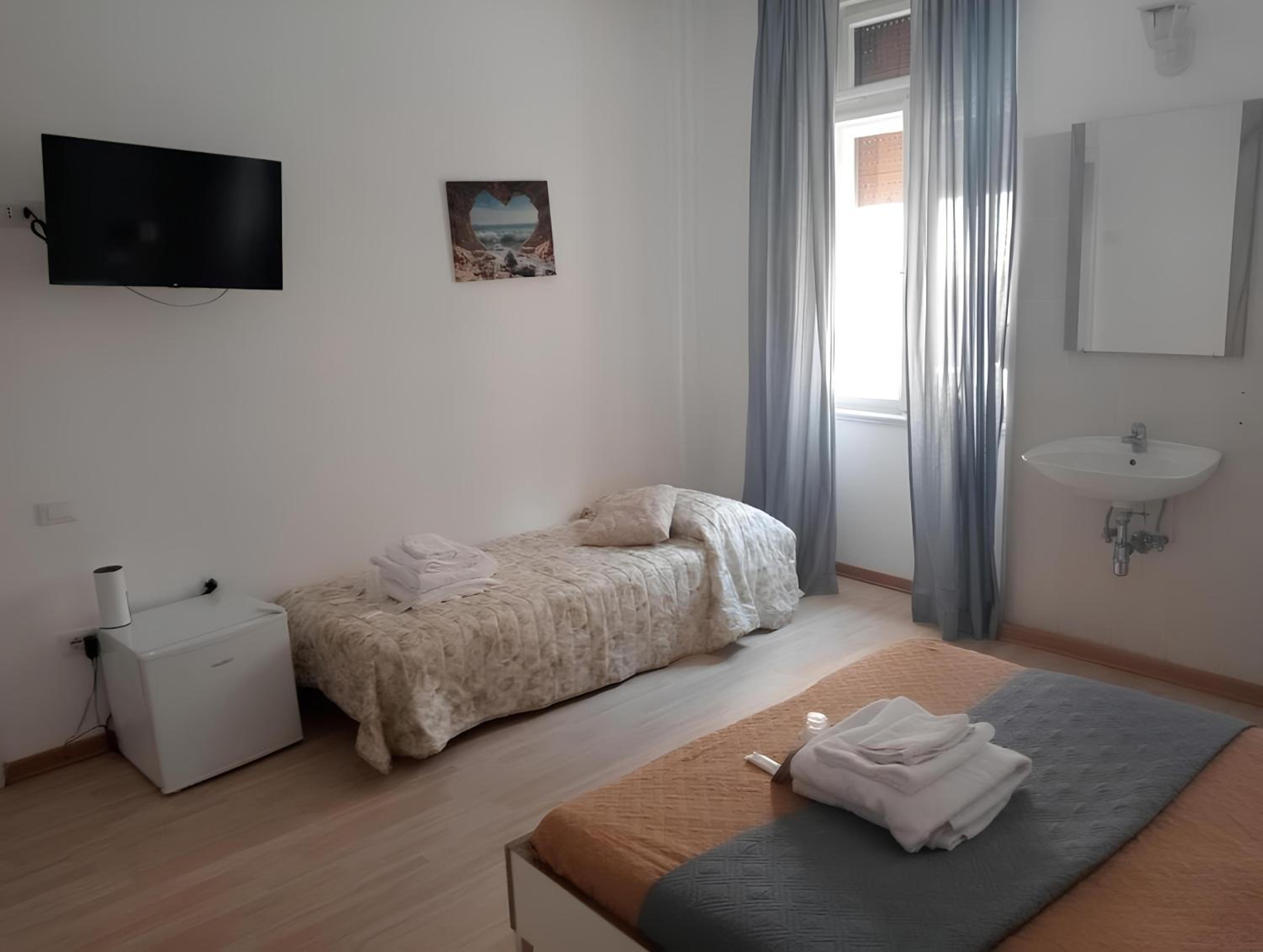 Basic Triple Room - Photo 12