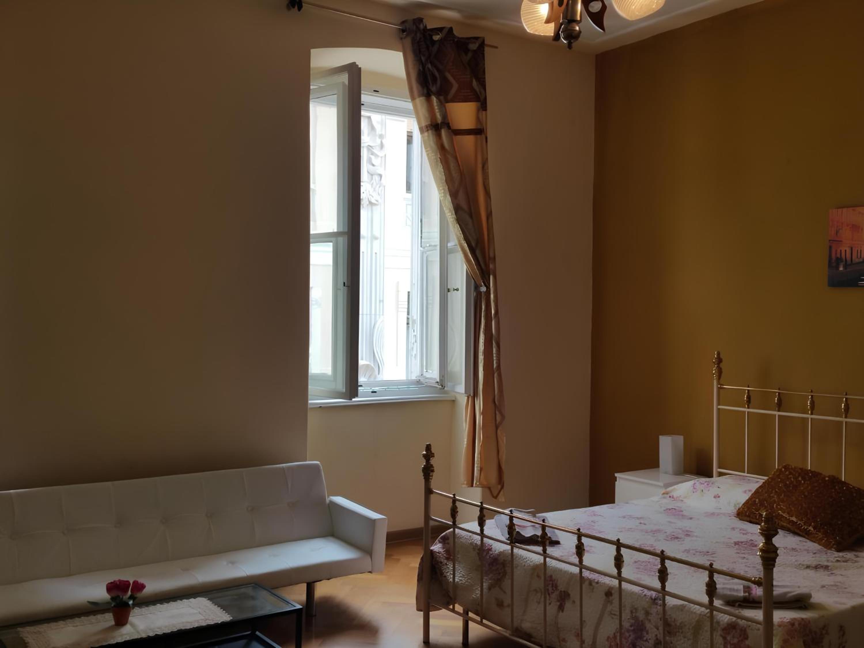 Double Room with Private External Bathroom - Photo 7