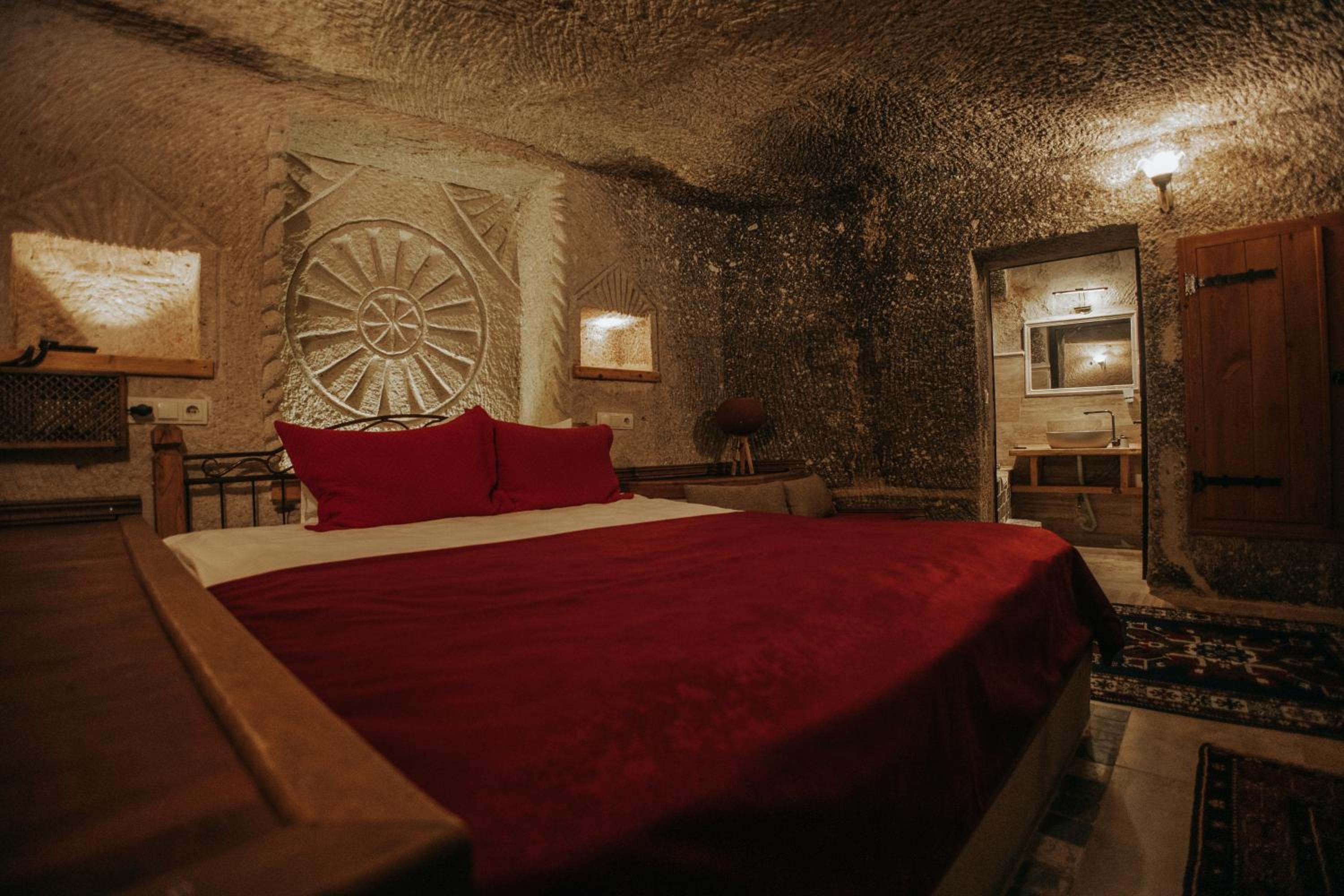 Deluxe Cave Room - Photo 8