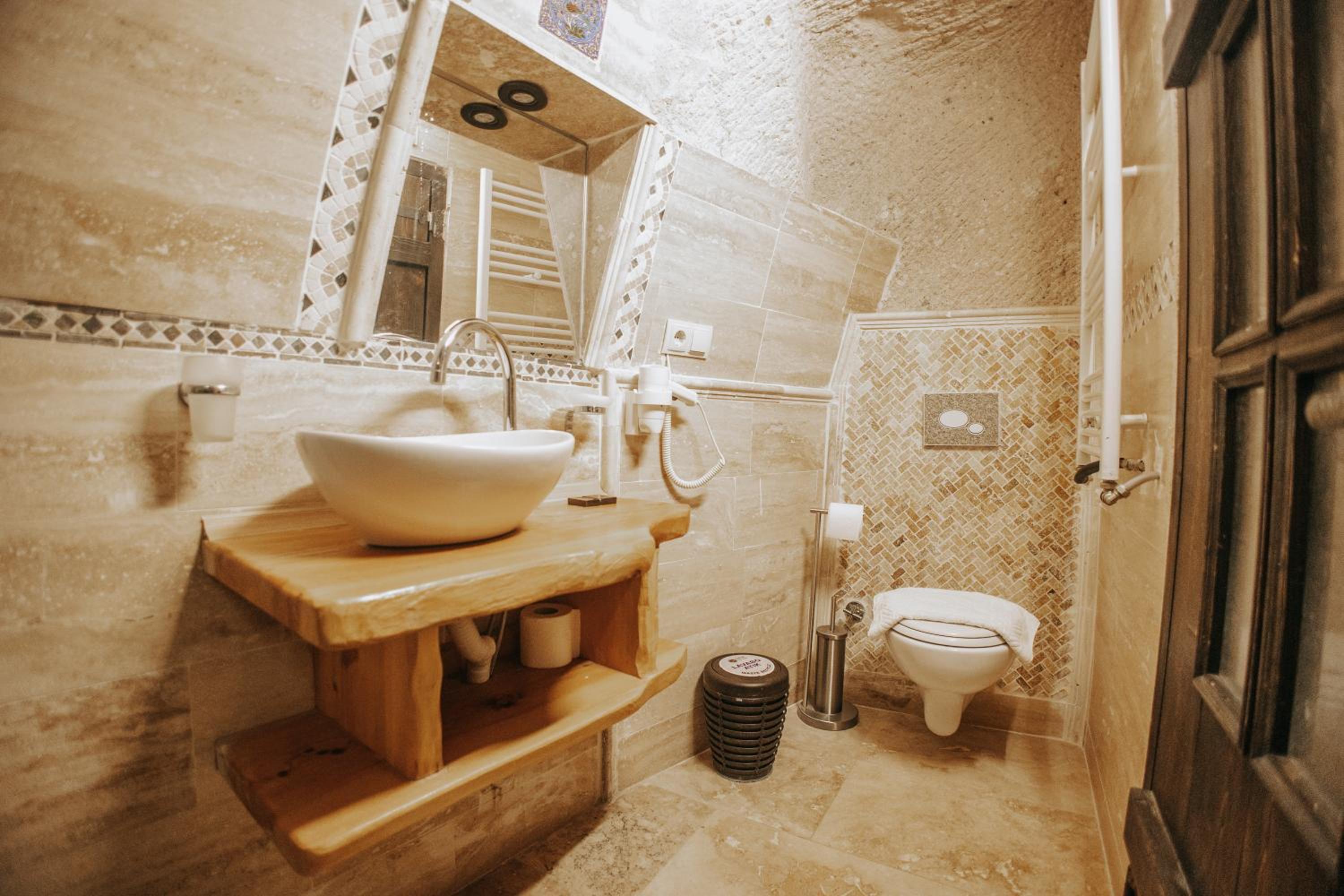 Standard Cave Room - Photo 2