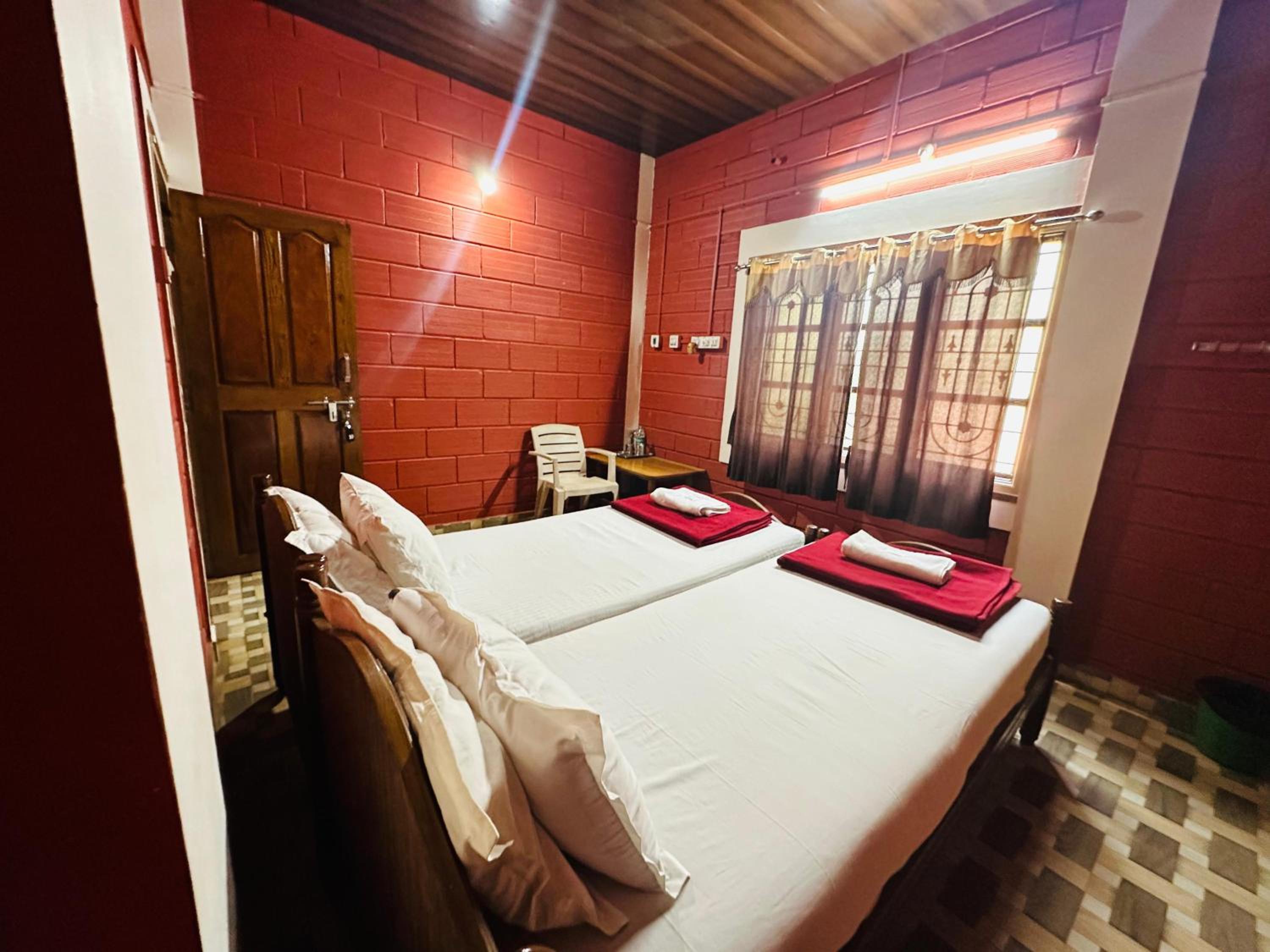 Standard Double Room With Fan - Photo 3