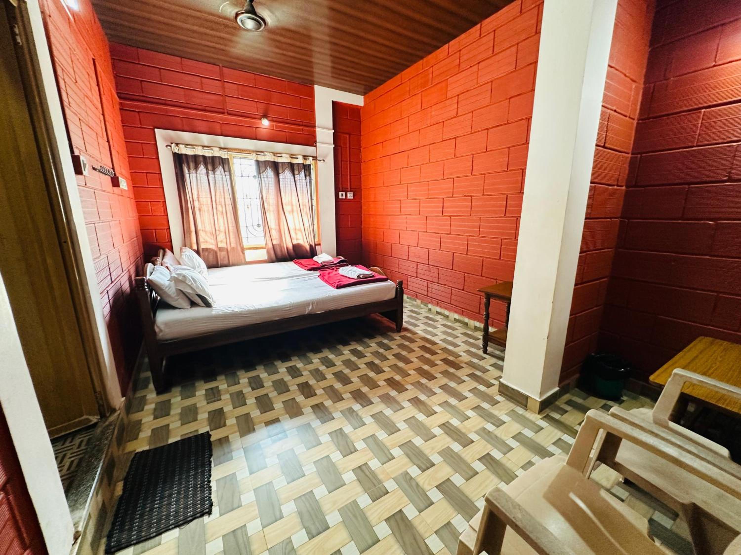 Standard Double Room With Fan - Photo 2