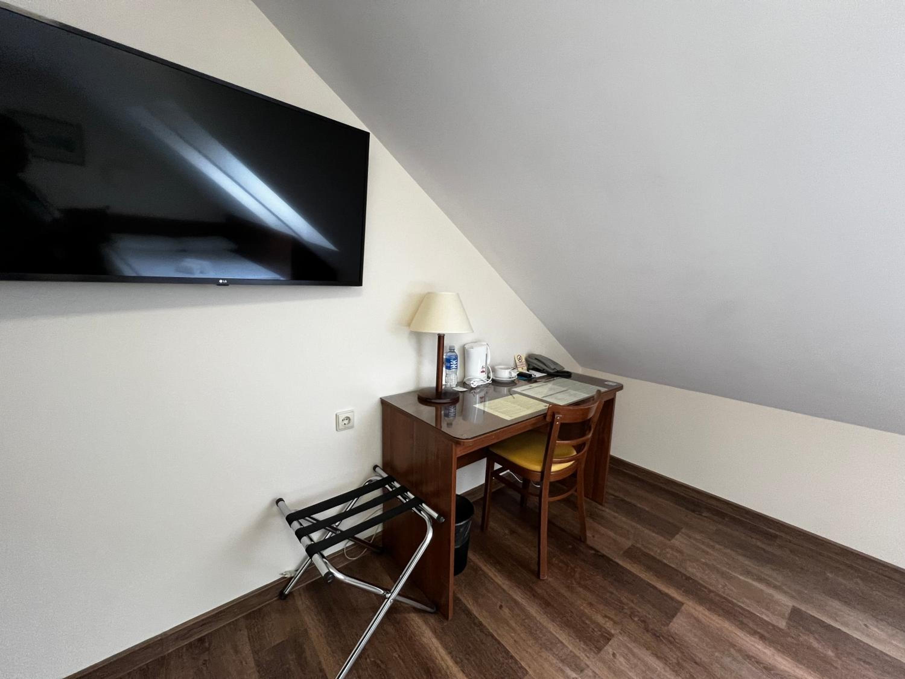 Double Room - Photo 7