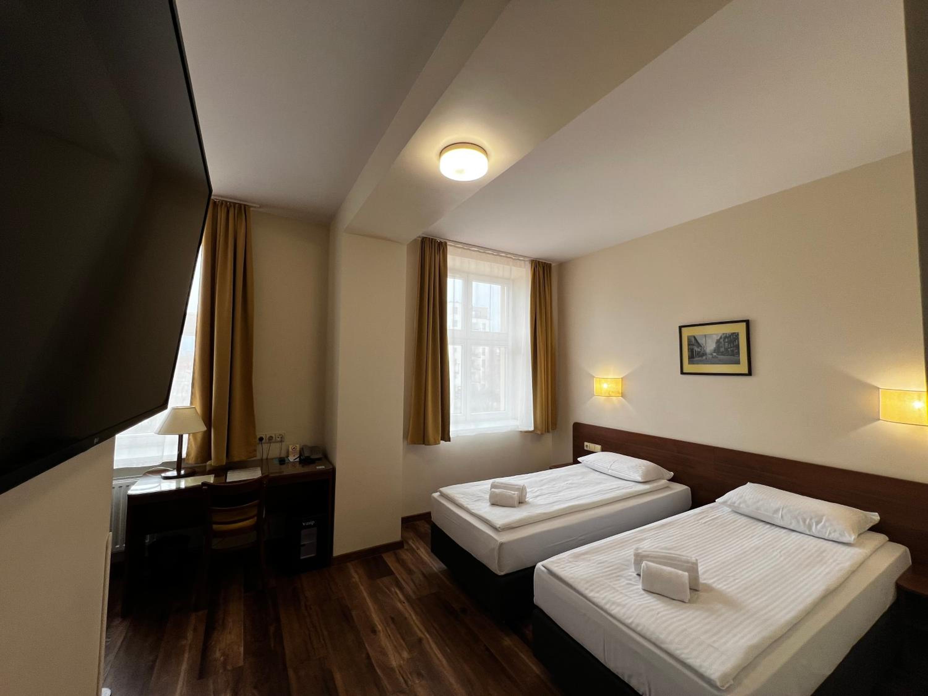 Standard Double or Twin Room - Photo 2