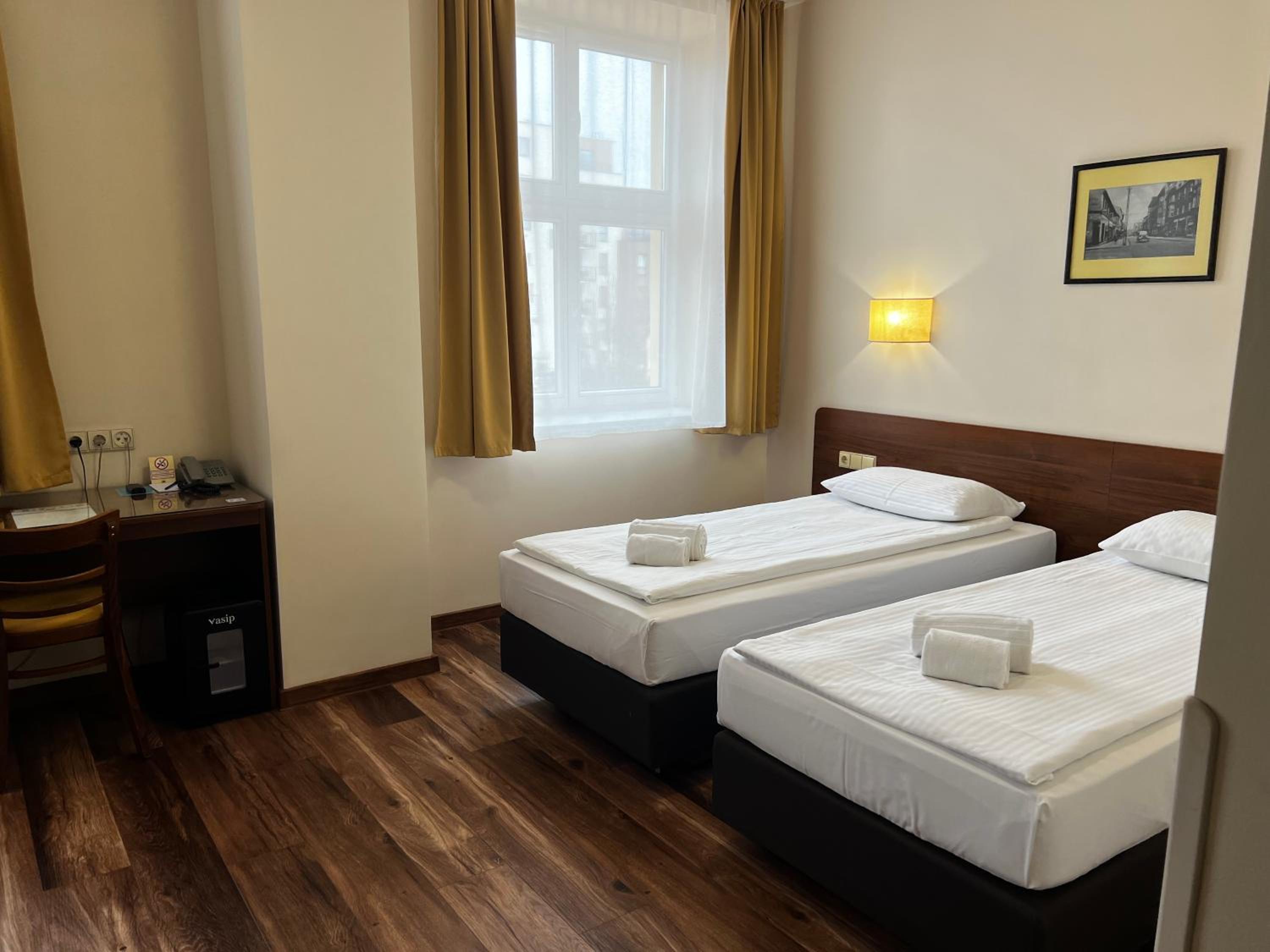 Standard Double or Twin Room - Photo 3