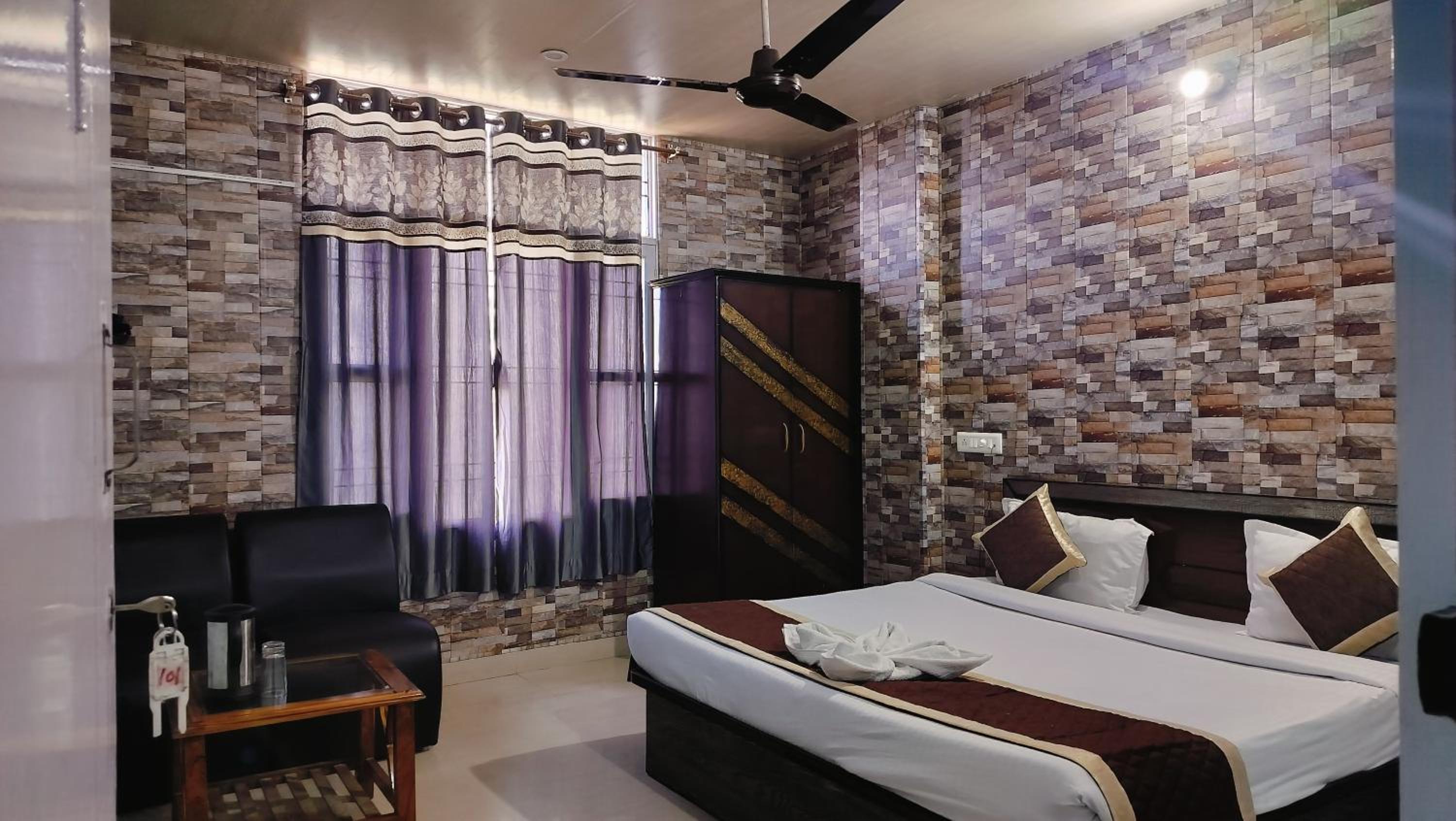 Deluxe Room - Photo 2