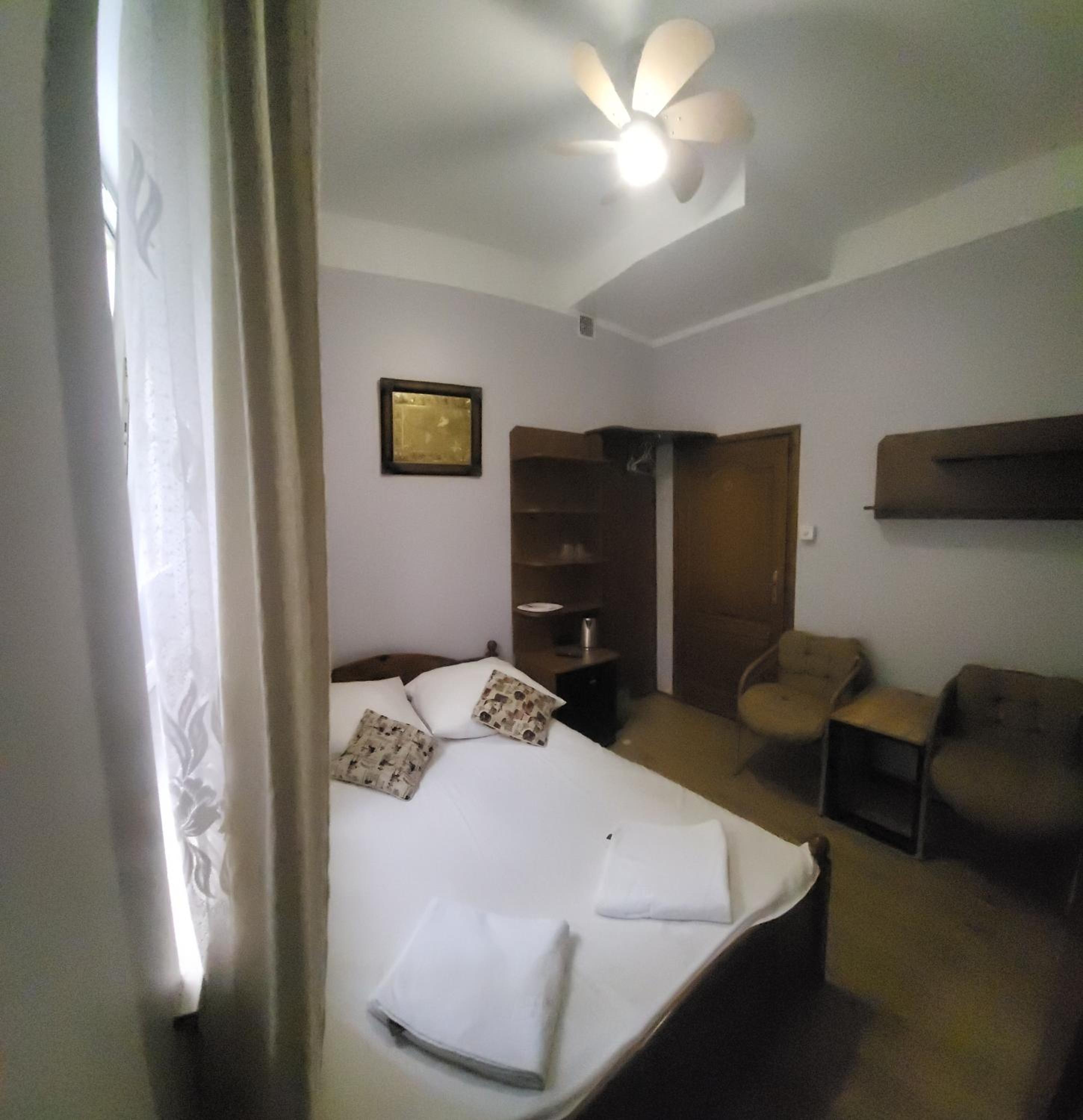 Double Room - Photo 7