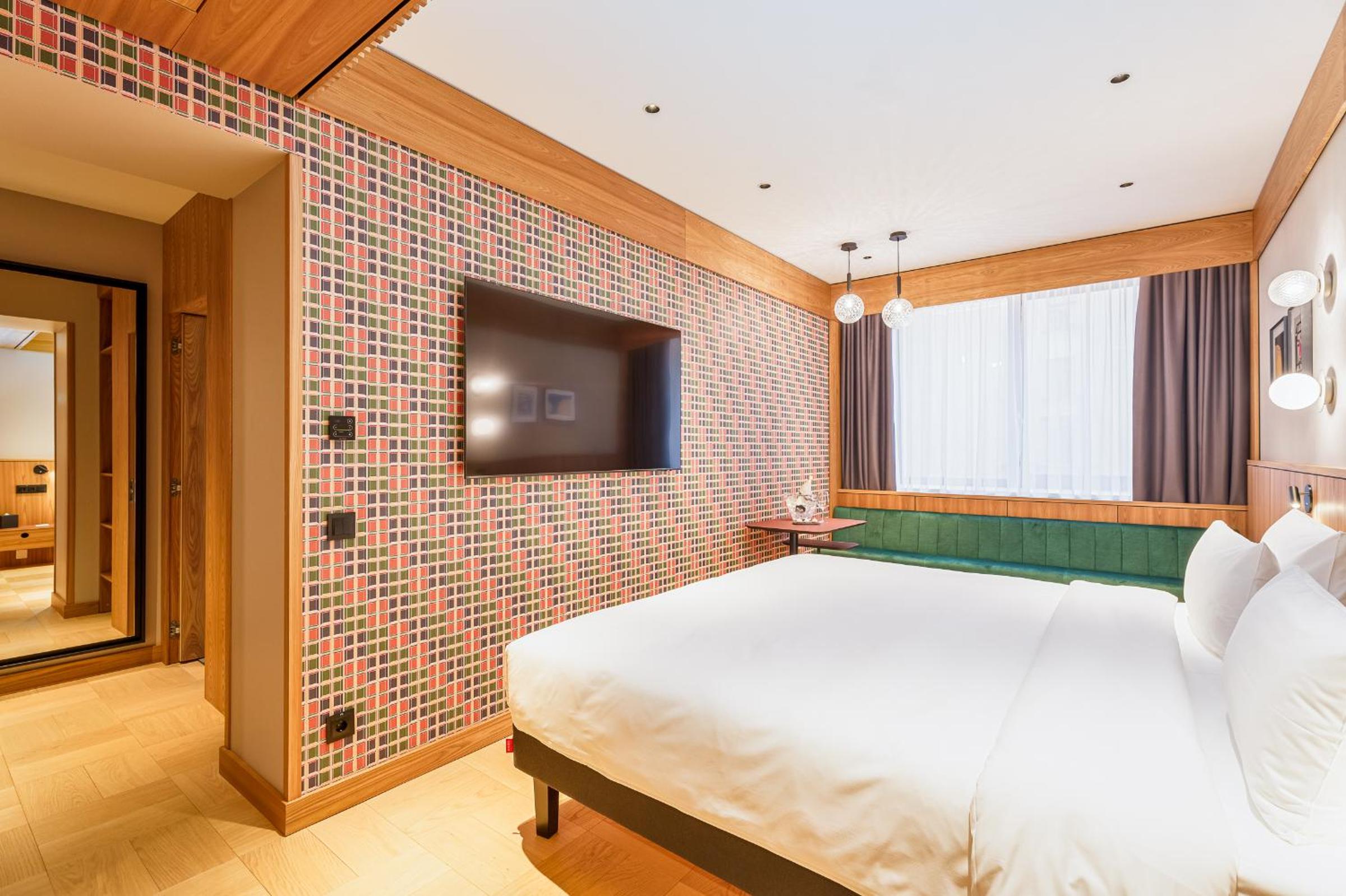 Deluxe King Room - Photo 1