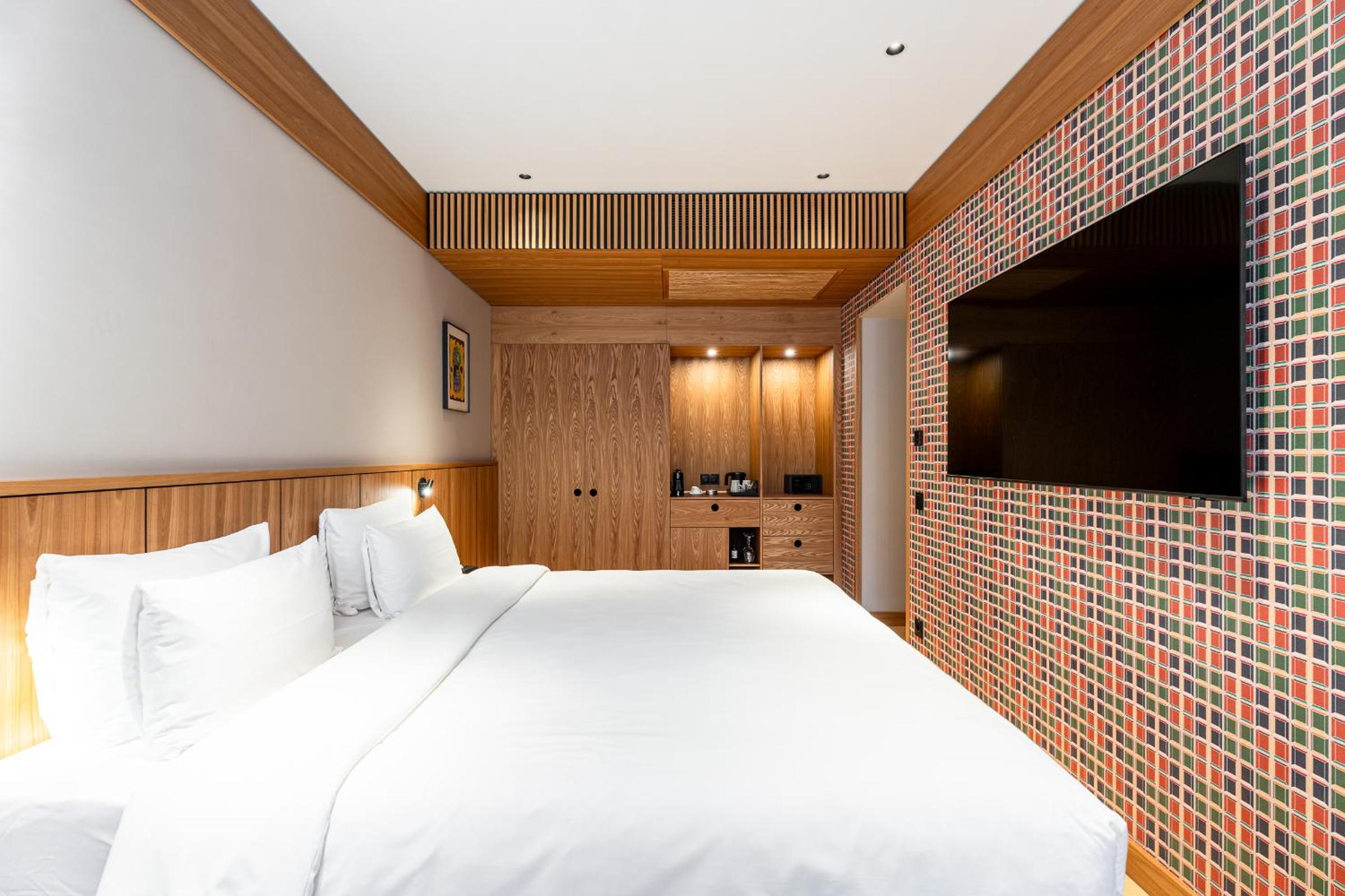 Deluxe King Room - Photo 2