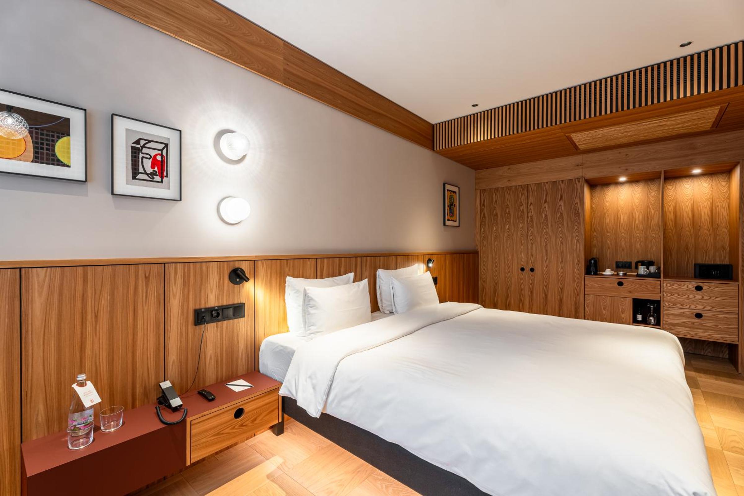 Deluxe King Room - Photo 3