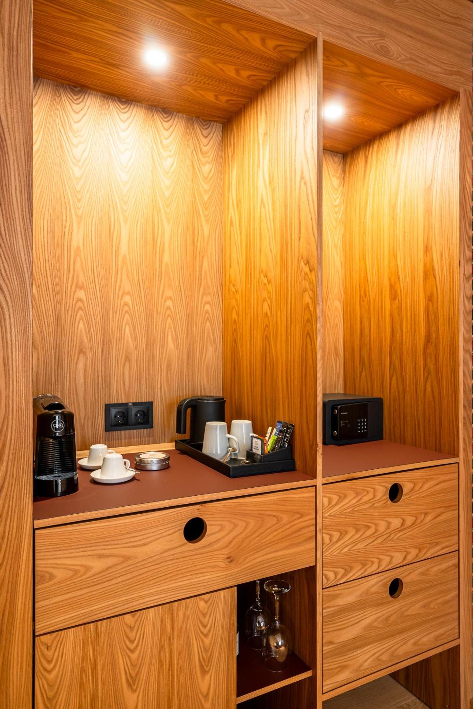 Deluxe King Room - Photo 5