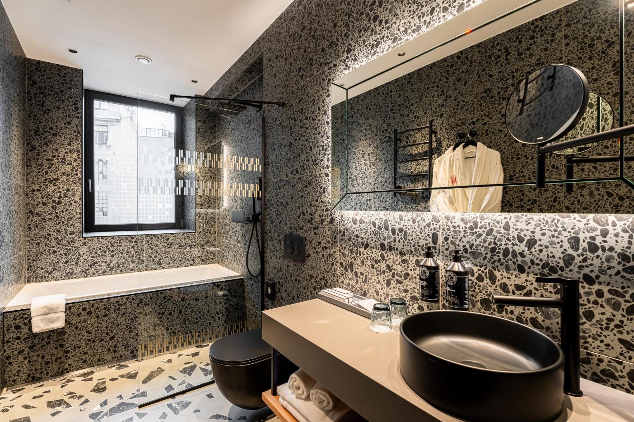 Deluxe King Room - Photo 6