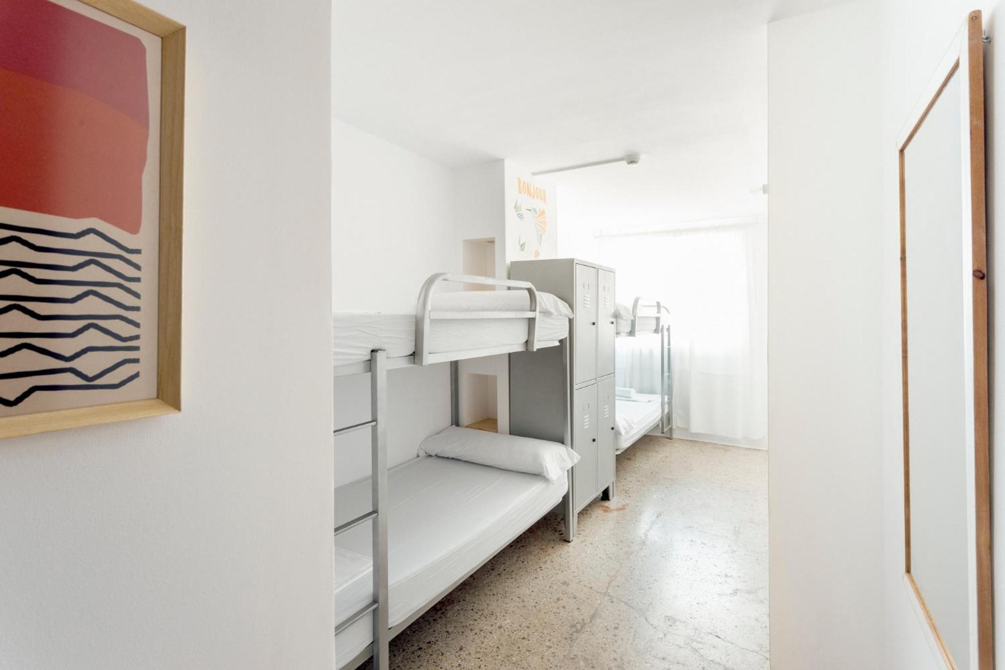 Quadruple Room with Private Bathroom photo 2