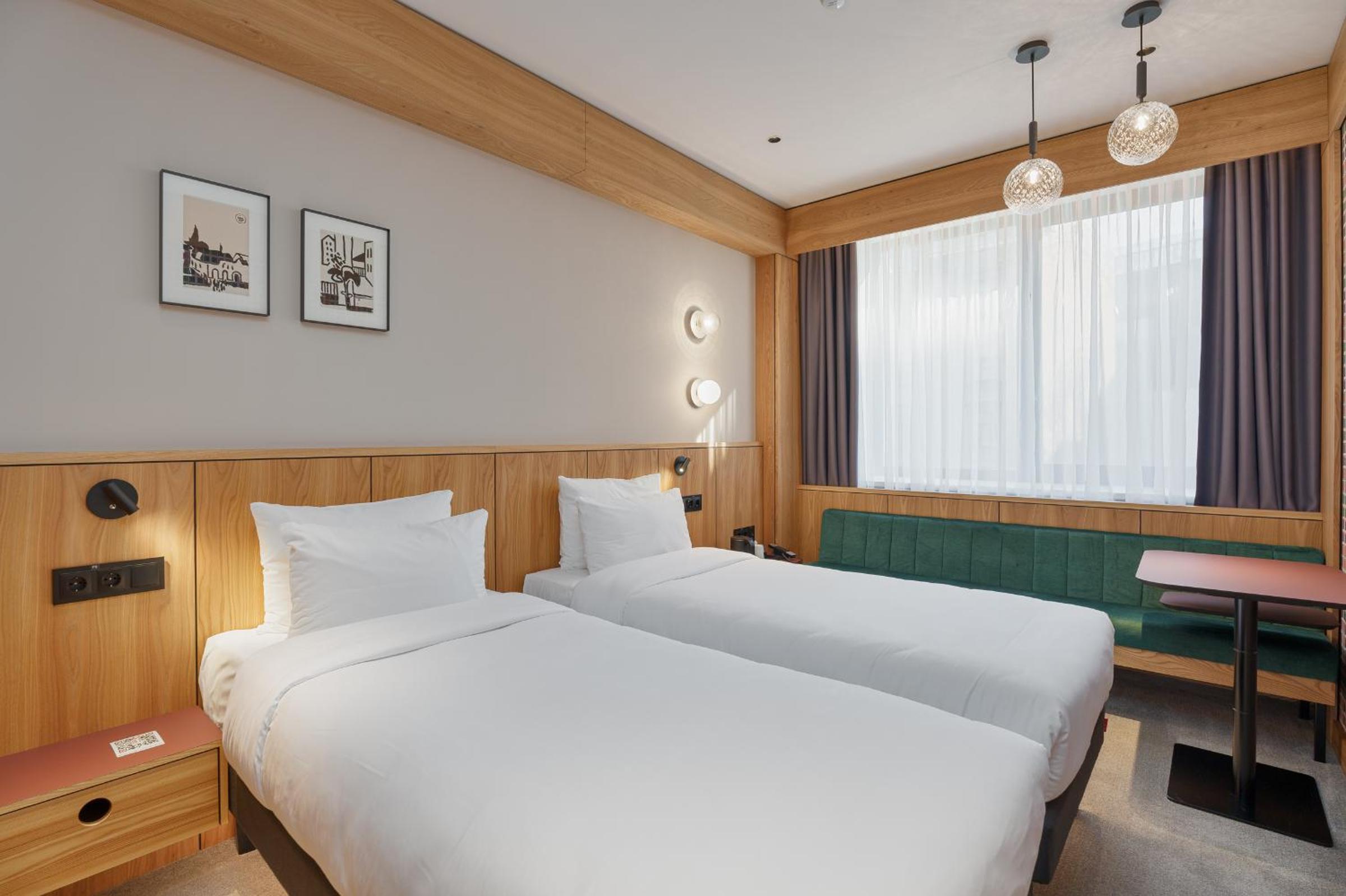 Double or Twin Room with City View - Photo 3