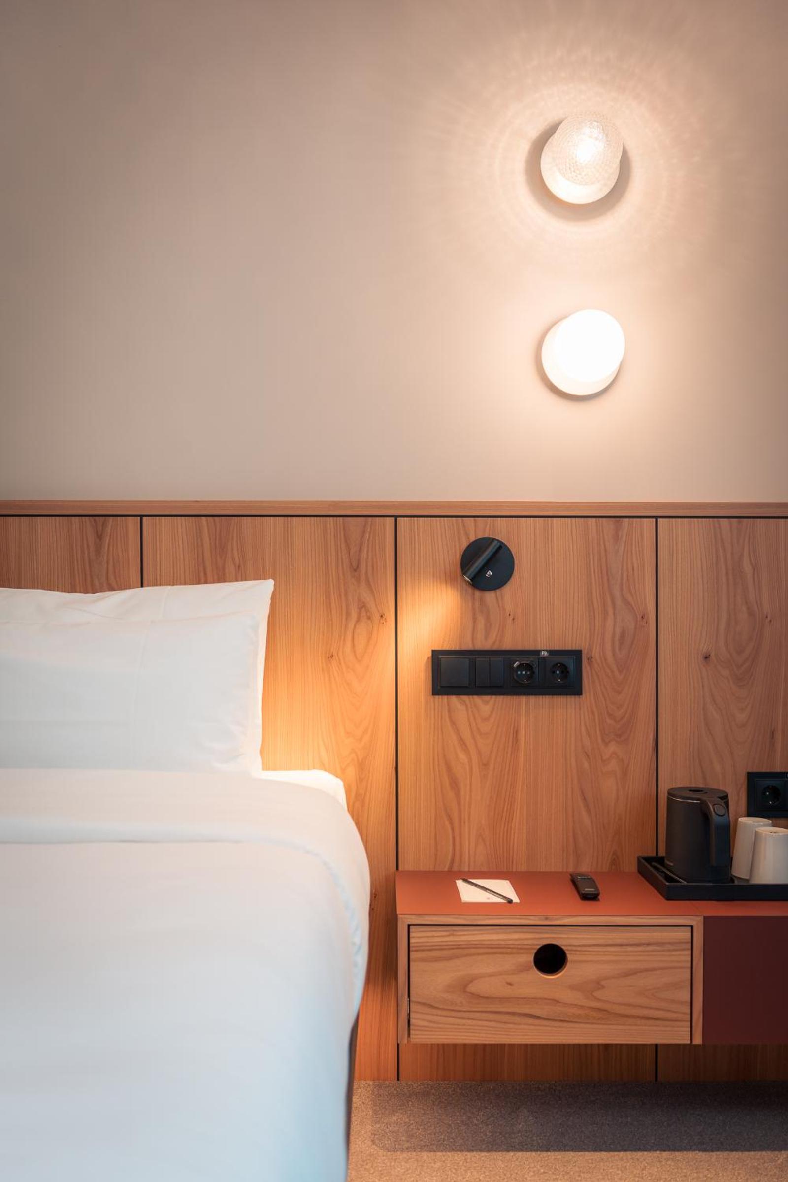 Double or Twin Room with City View - Photo 5