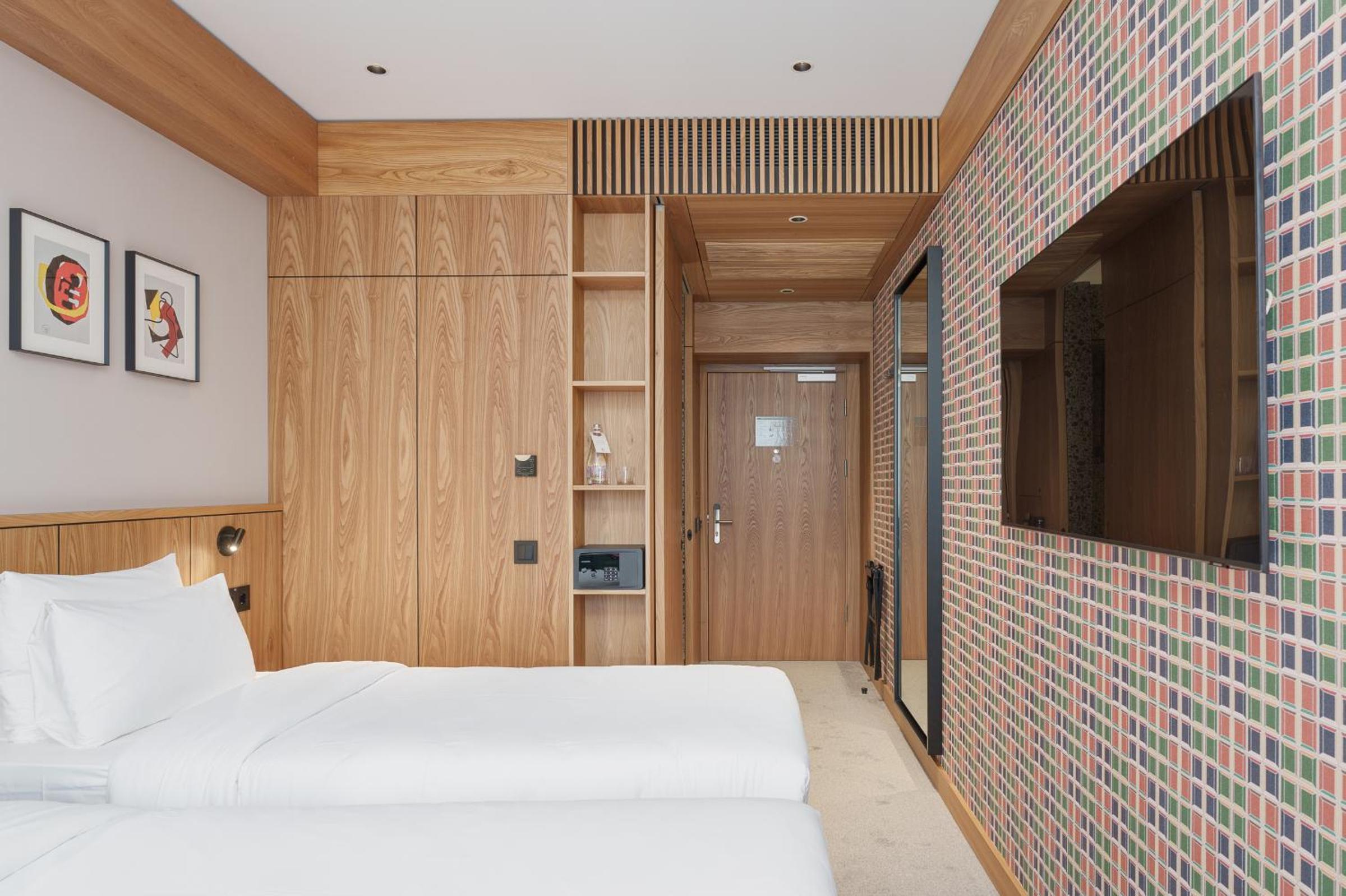 Double or Twin Room with City View - Photo 4