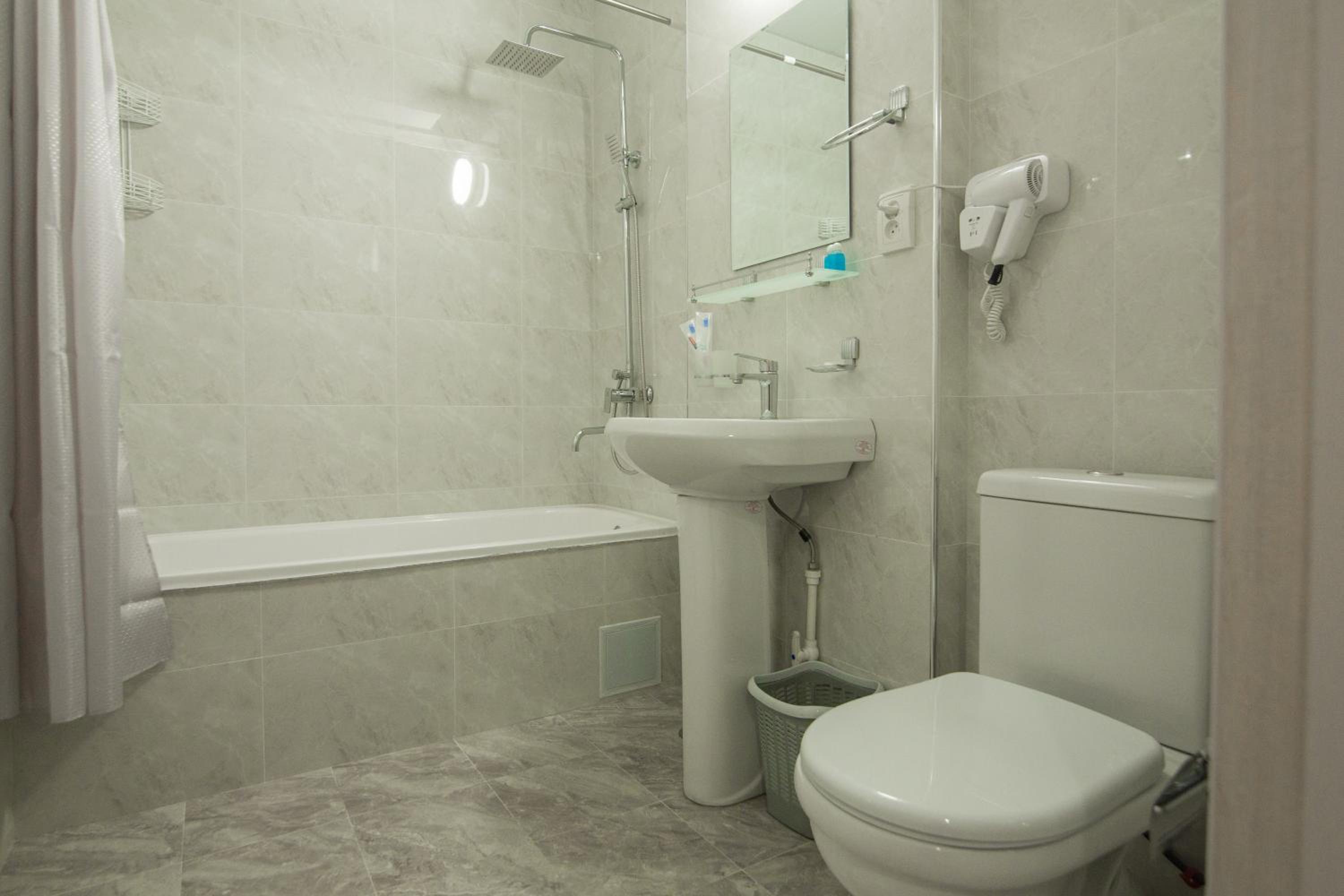 Single Room with Private Bathroom photo 1