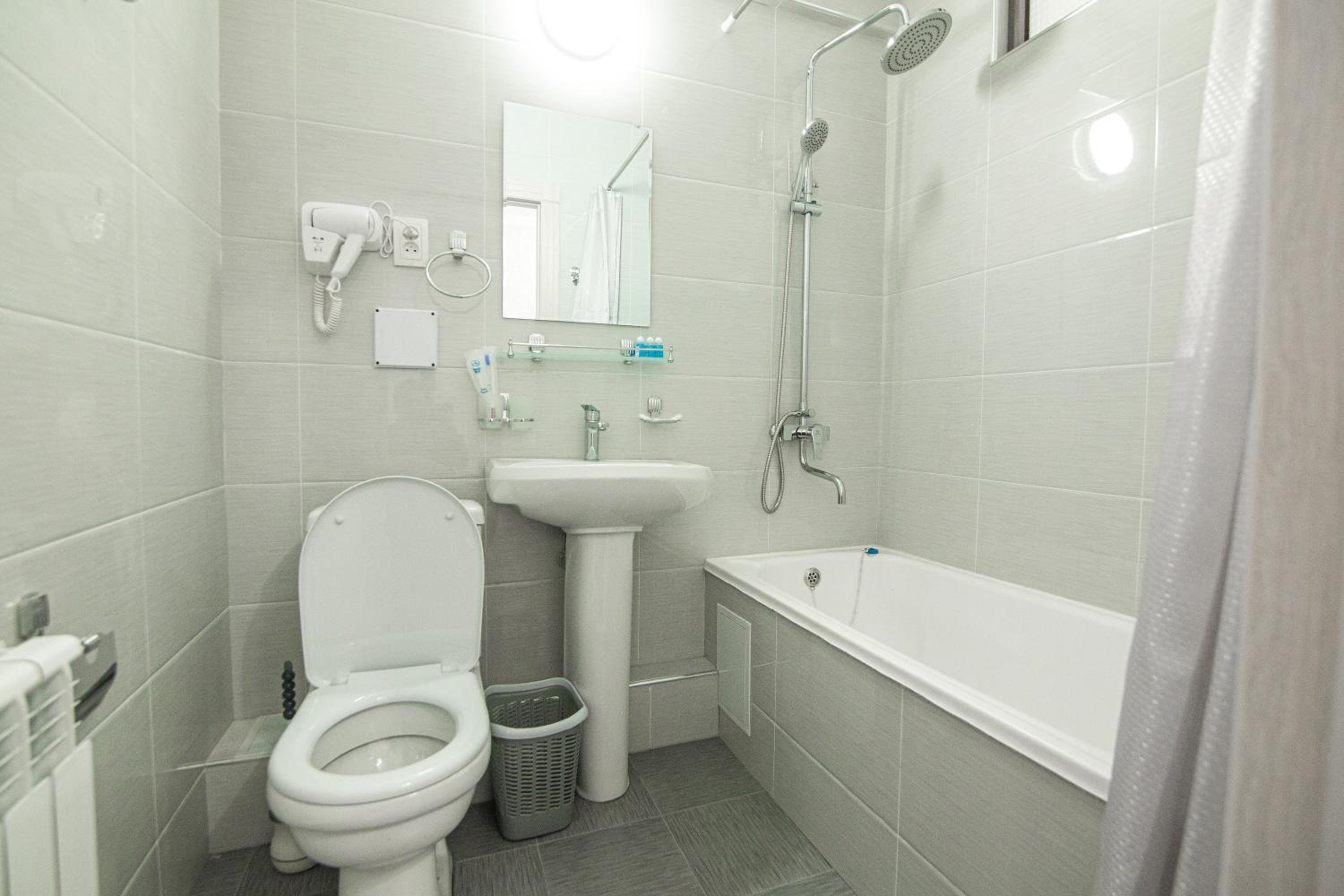 Single Room with Private Bathroom photo 2