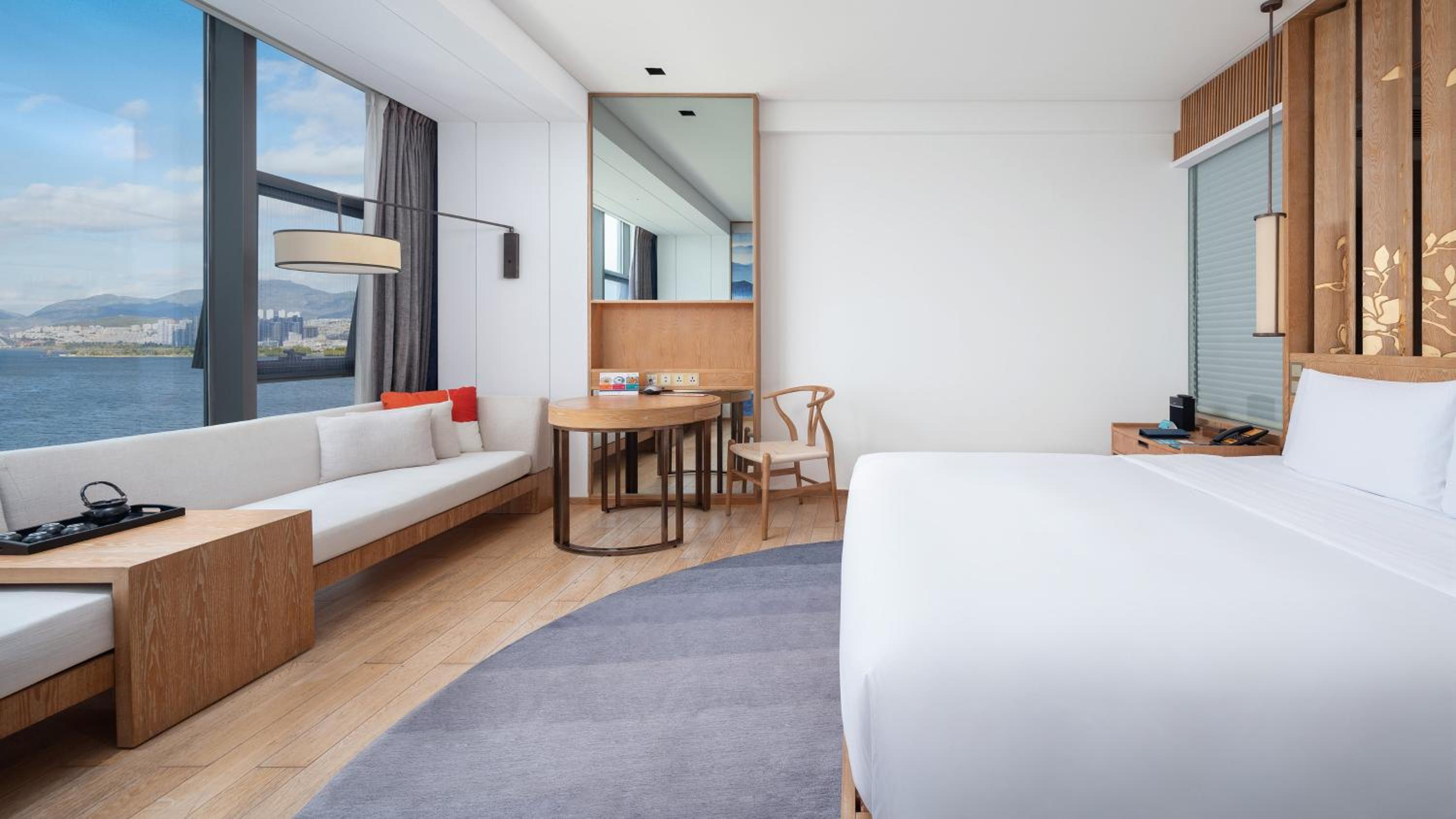 1 King Bed Premium 180 Degree Erhai View thumbnail 5