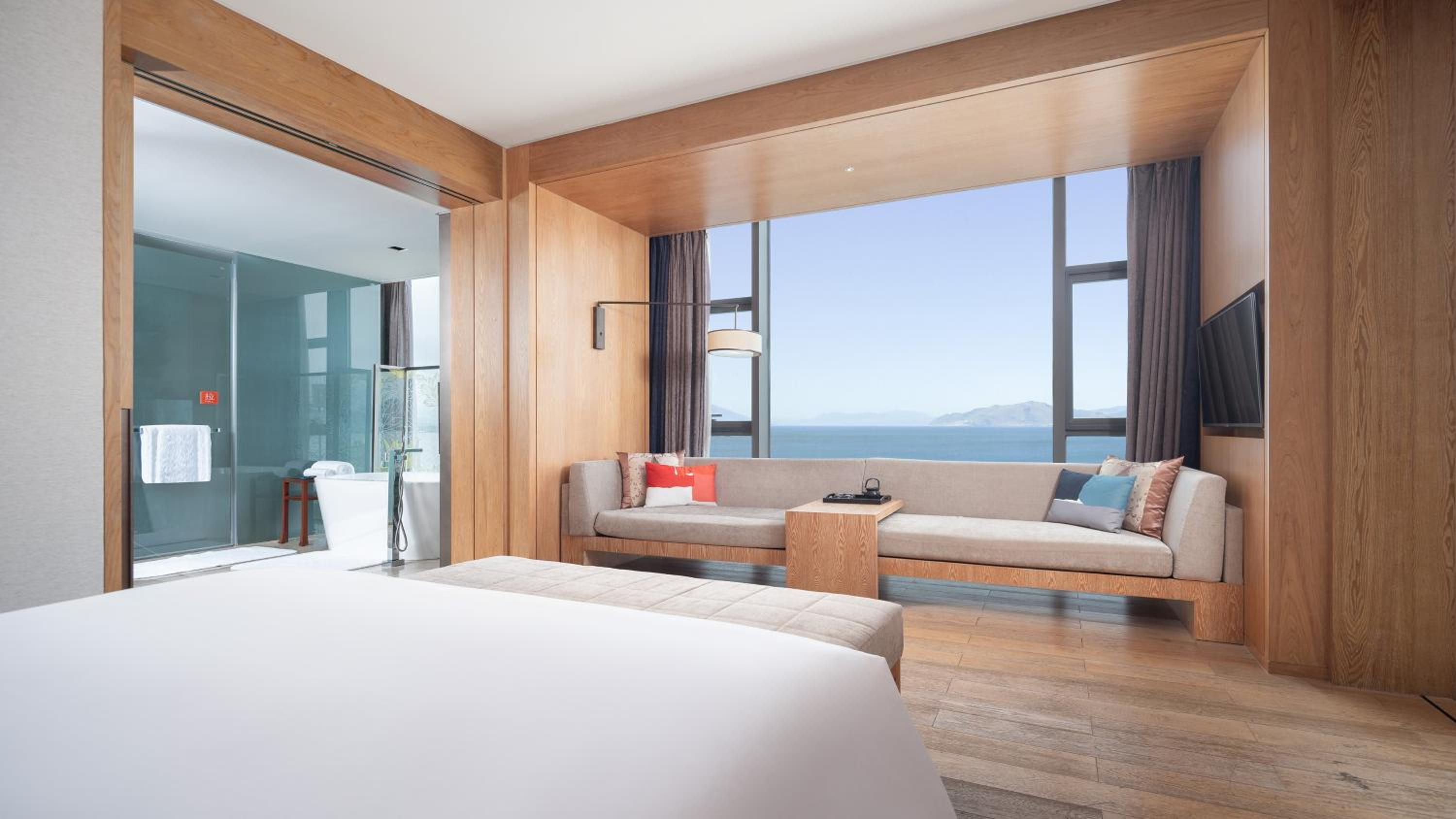 1King 1BedroomSuite Living 180Degree Erhai View thumbnail 5