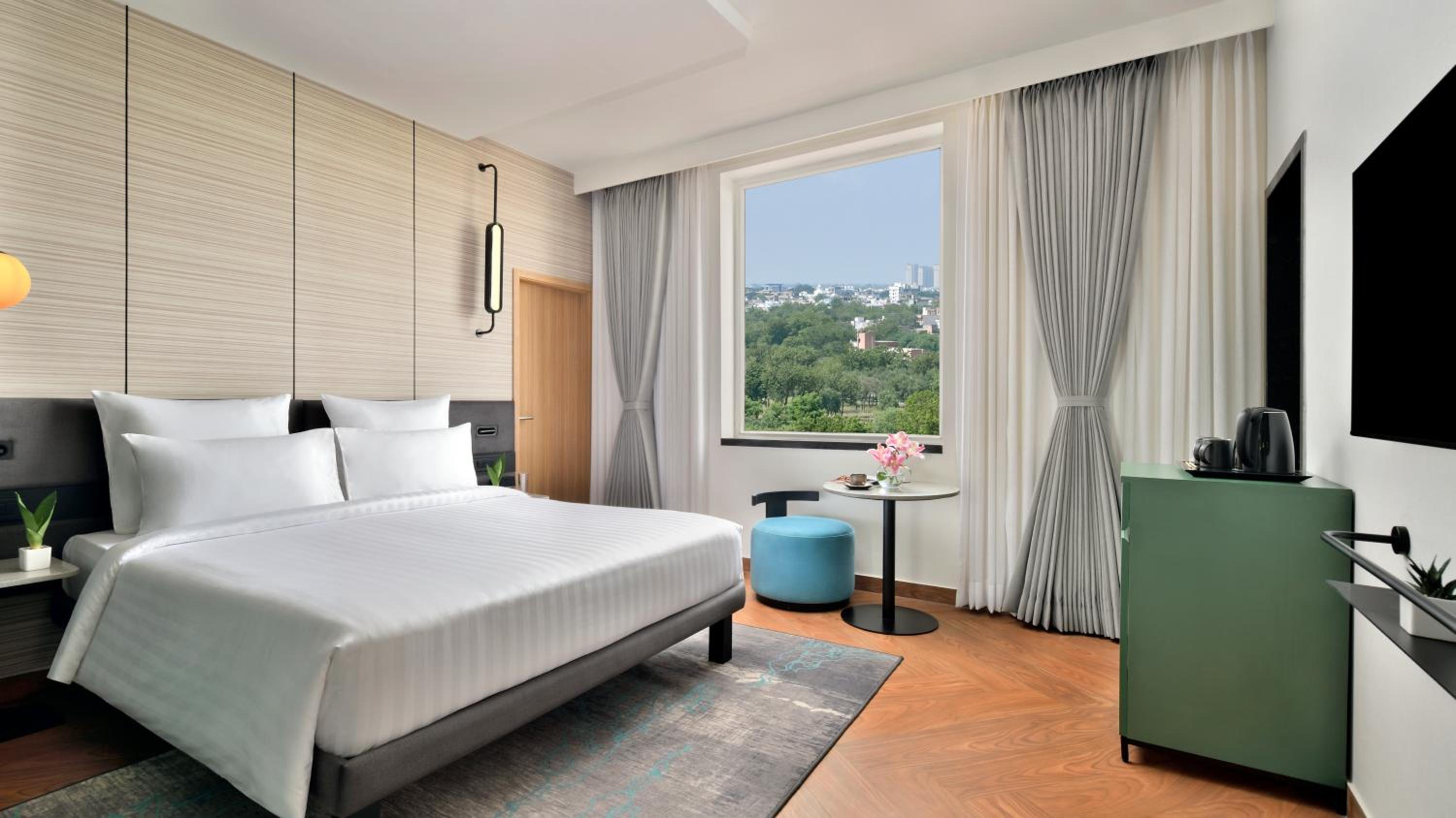 Executive Double Room with Balcony: 10% Discount on Food & Beverage | 20% Discount on One Spa | Complimentary Welcome Drink | Happy Hours Offer - Buy 2 Get 1 Free on Alcoholic Beverages and Soft Beverages photo 3