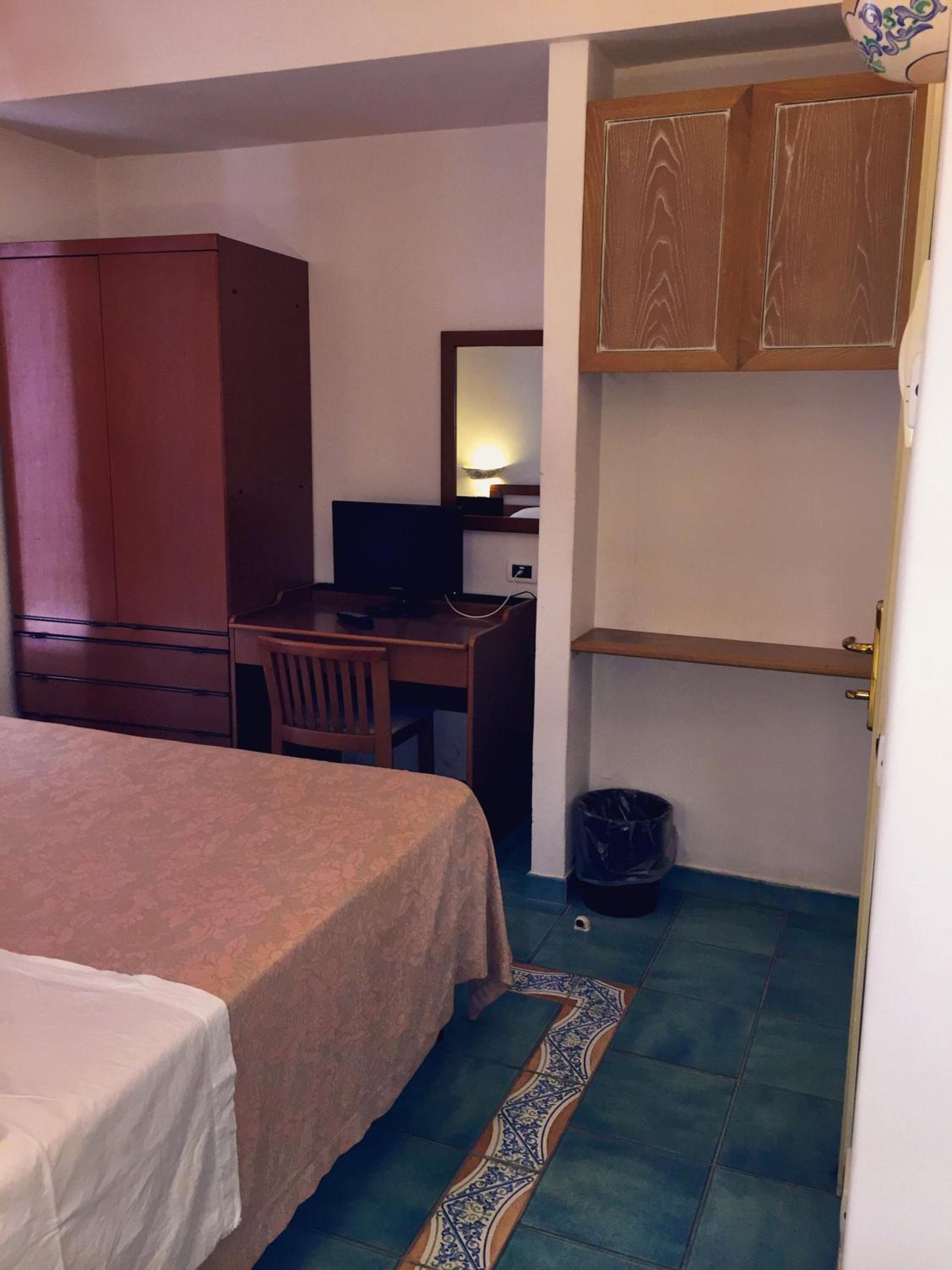 Economy Double Or Twin Room - Photo 5