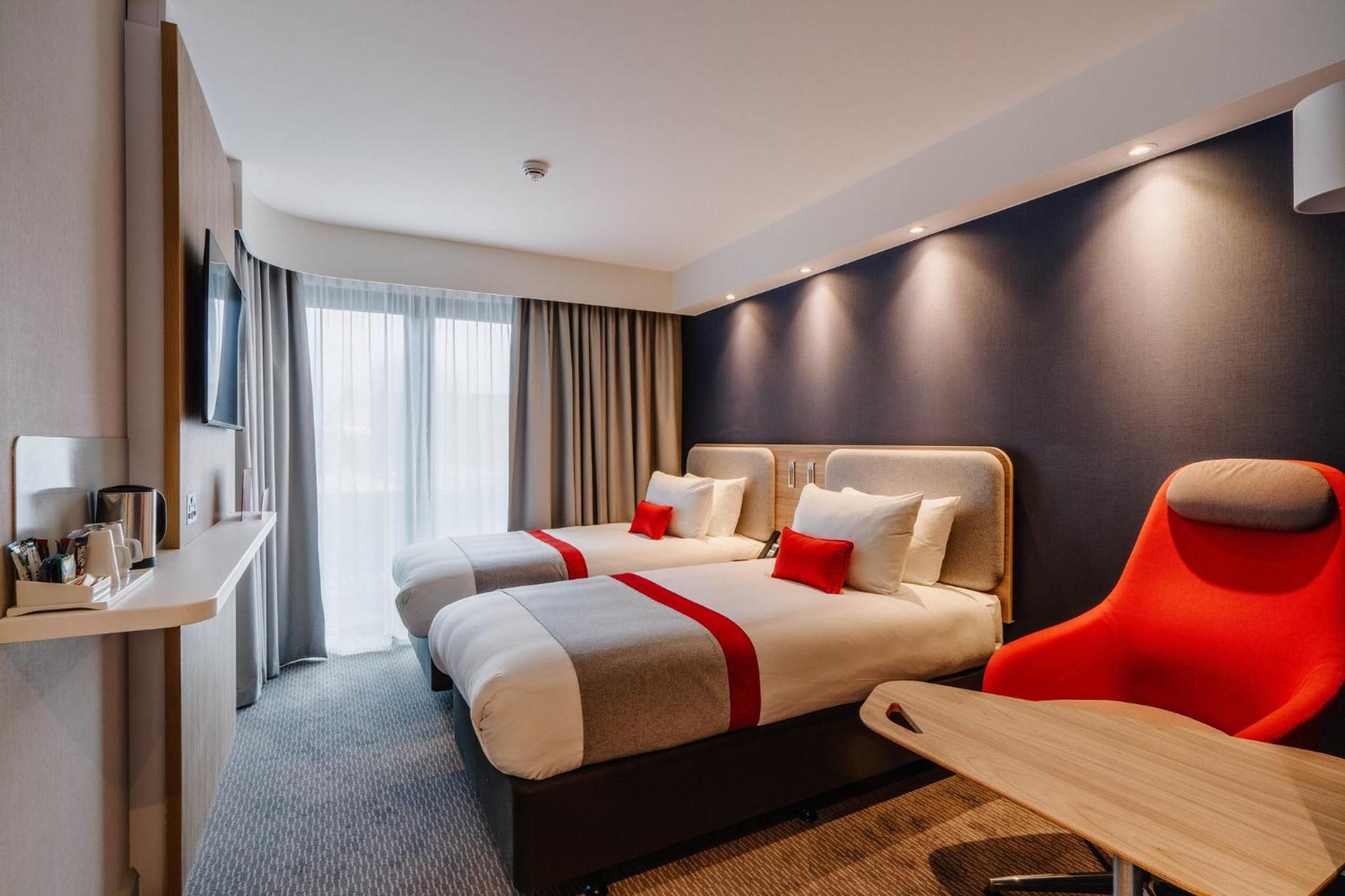 Standard Twin Room with Street View and Free Hot Breakfast - Photo 2