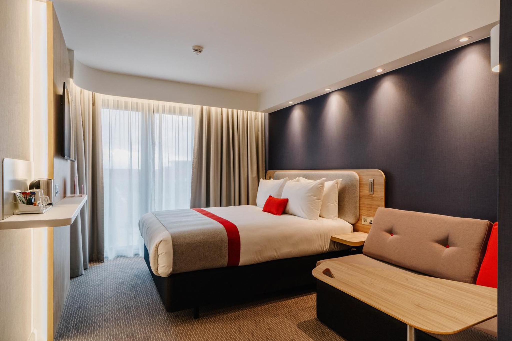 Standard Queen Room with Sofa Bed and CIty View - Free Hot Breakfast photo 3