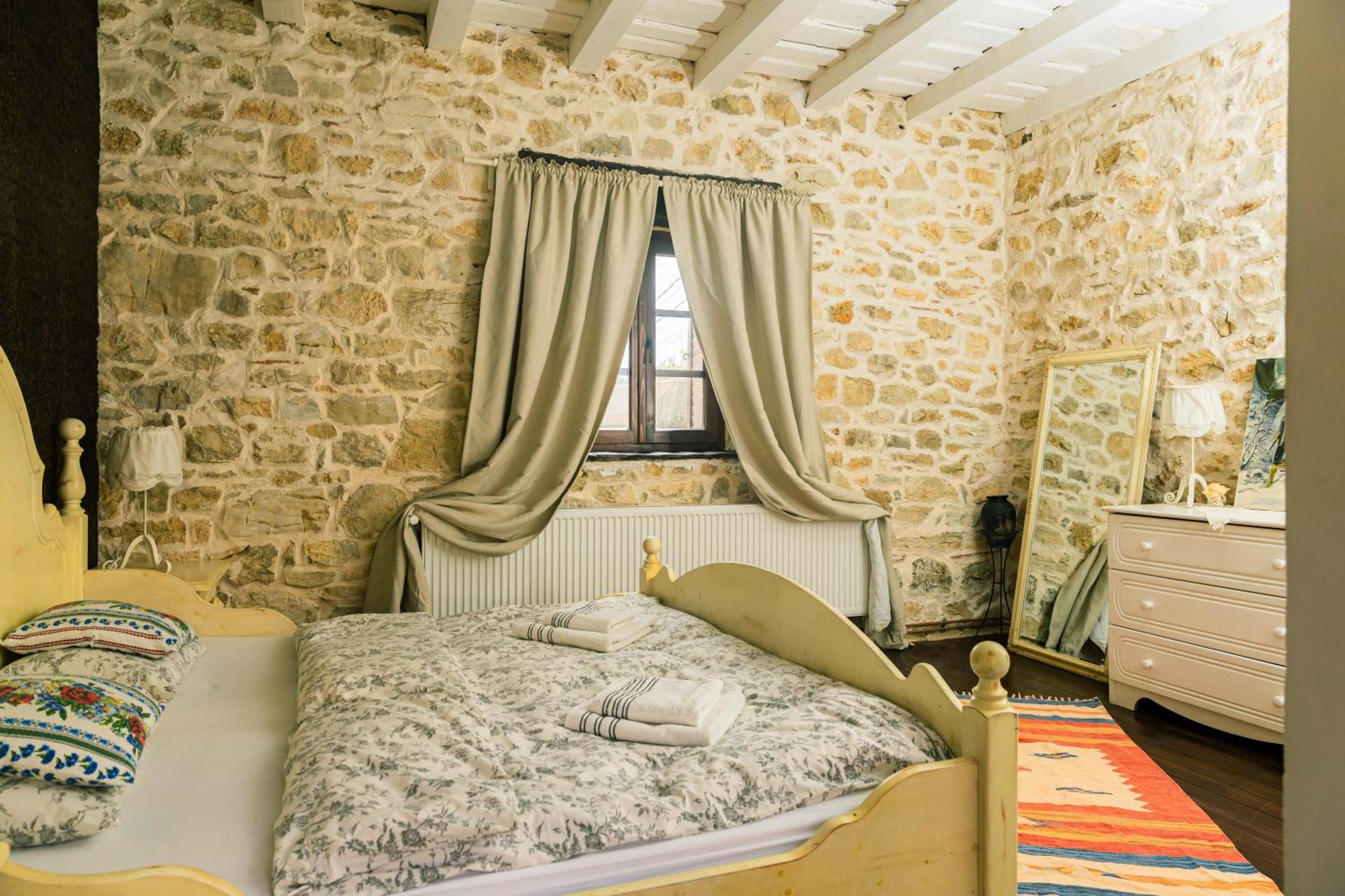 Deluxe Room (2 Adults + 1 Child)