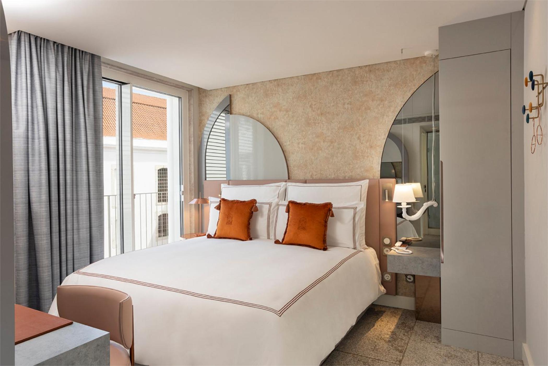 Deluxe King Room with Cloister View - Photo 2