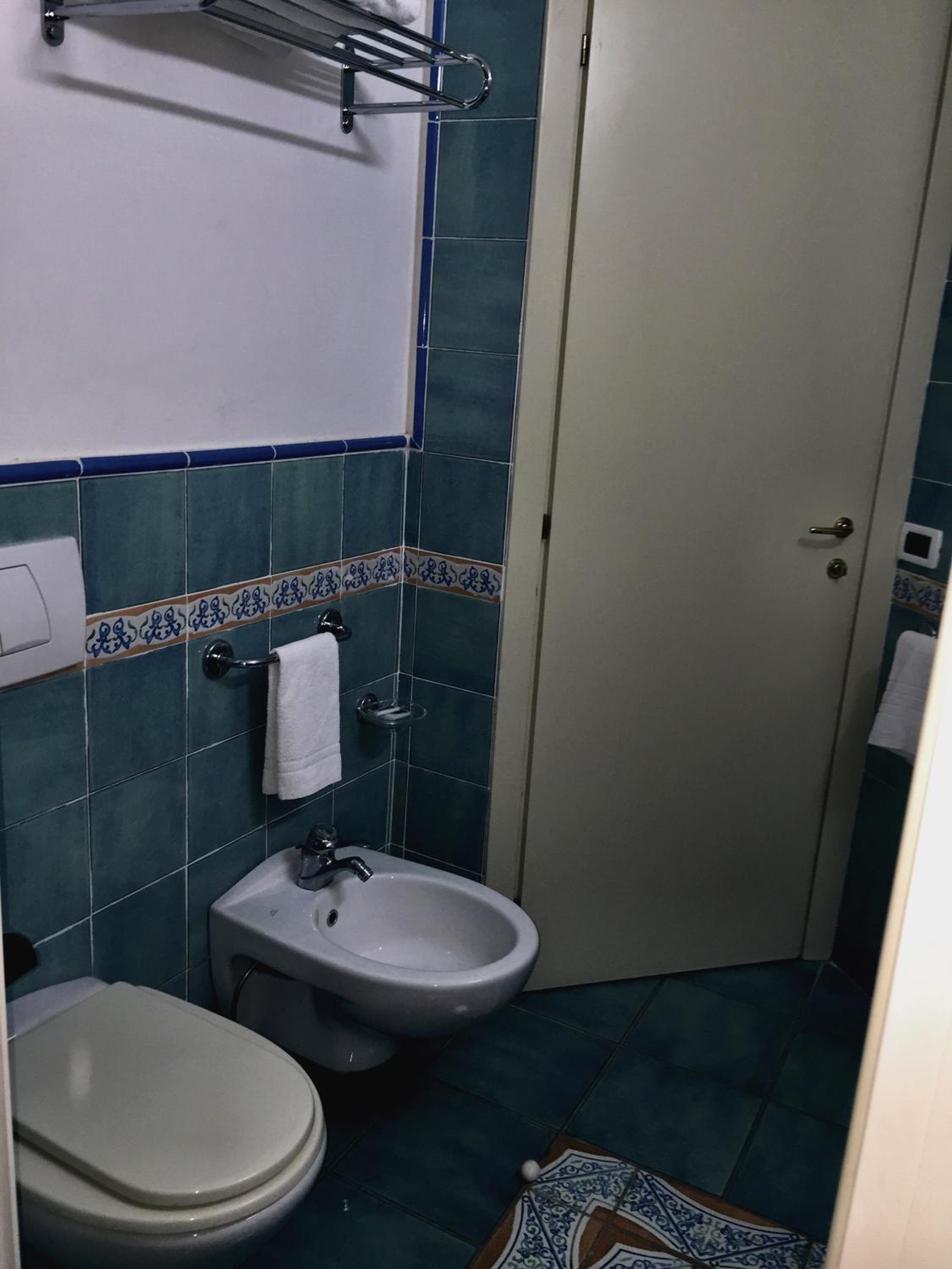 Economy Double Or Twin Room - Photo 4