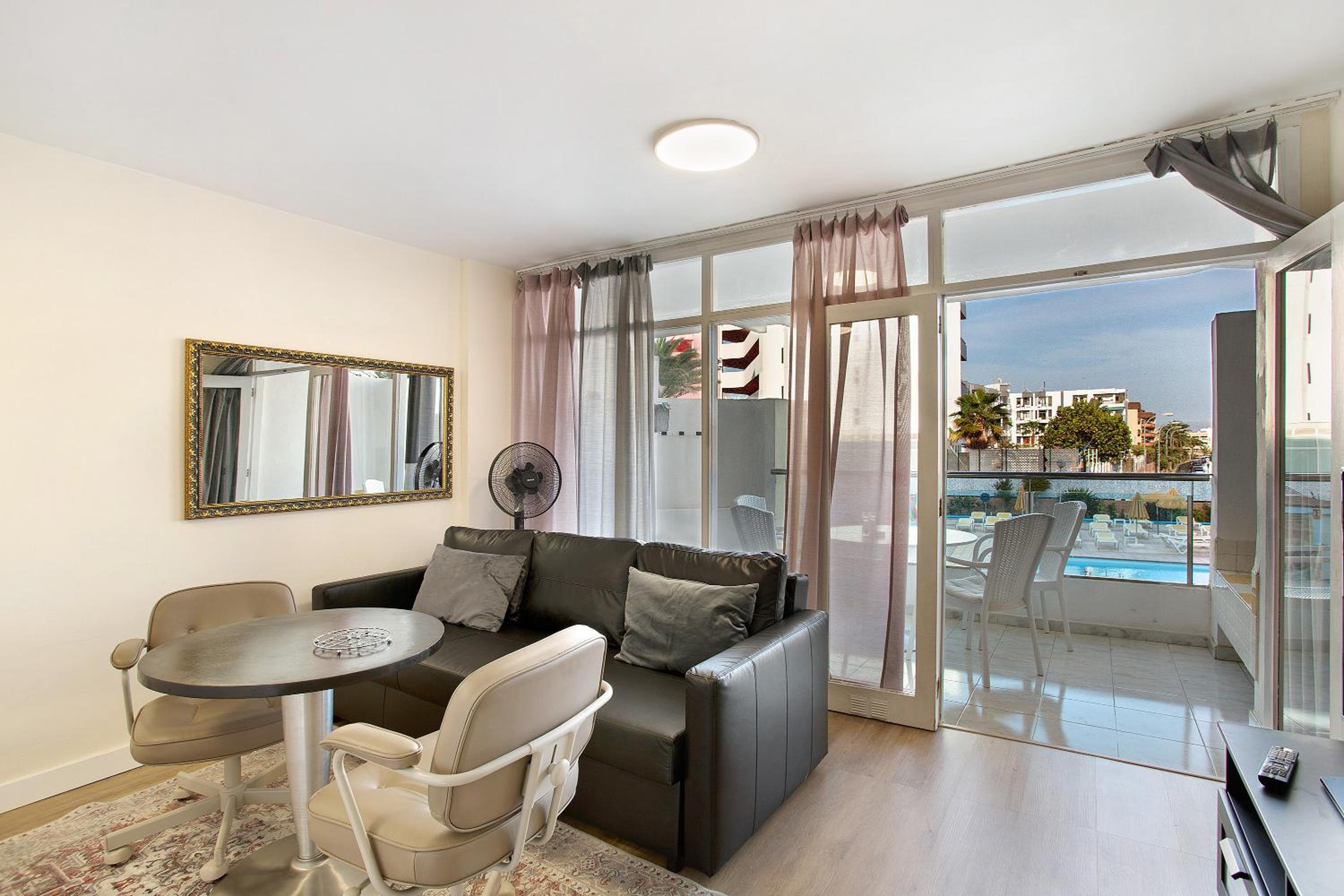 Apartamento de un dormitorio superior con balcón