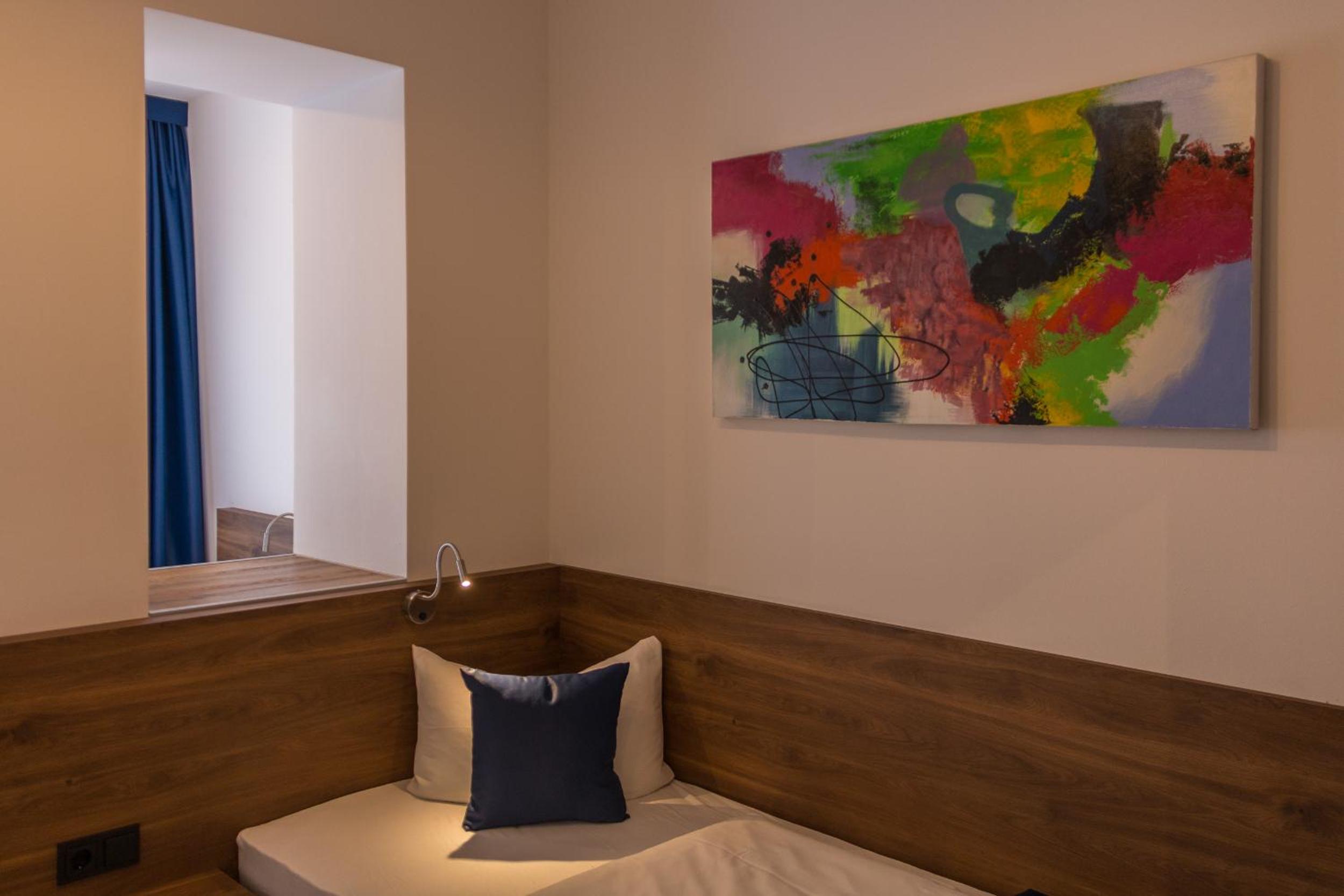 Economy Twin Room - Photo 20