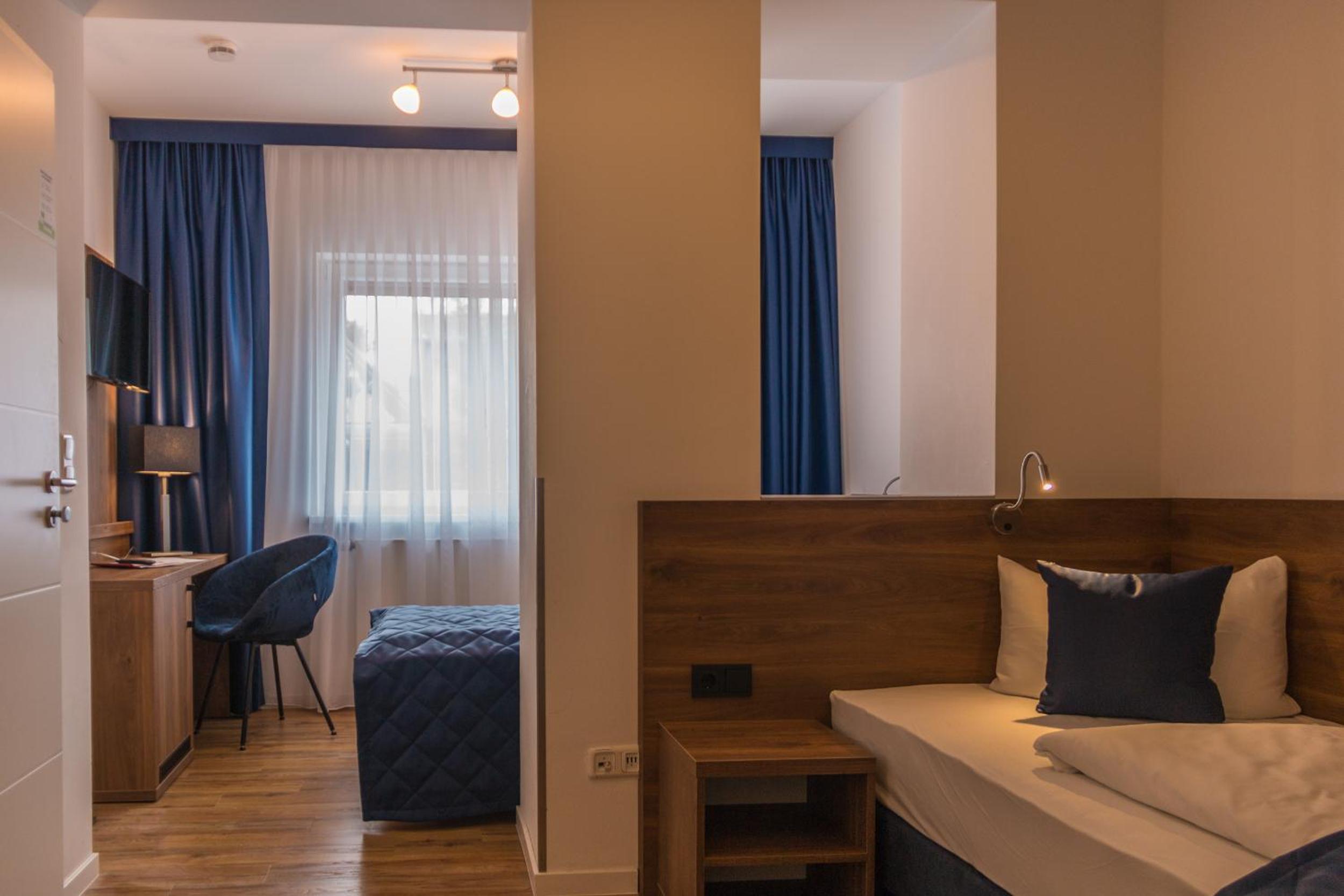 Economy Twin Room - Photo 19