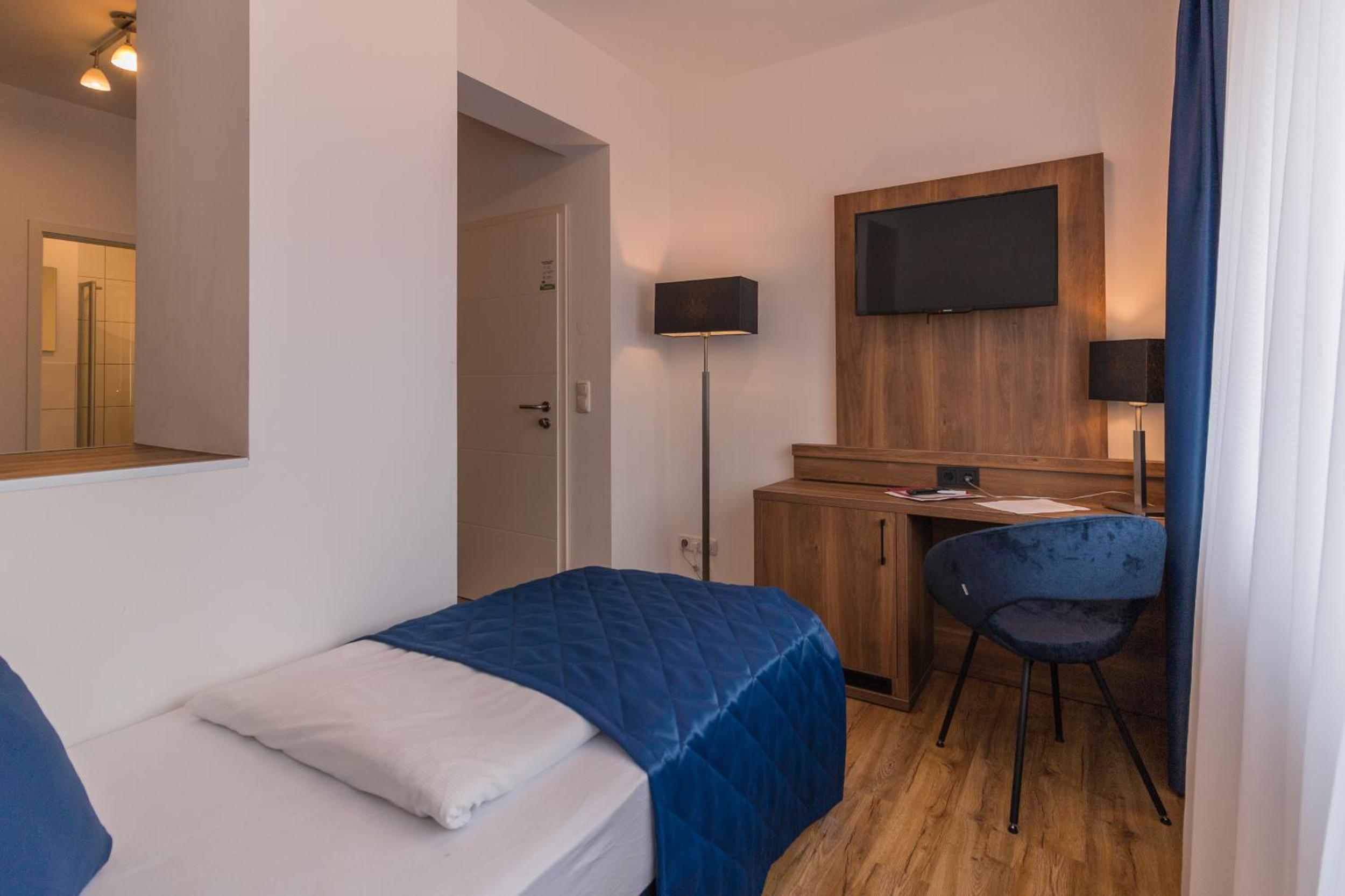 Economy Twin Room - Photo 2