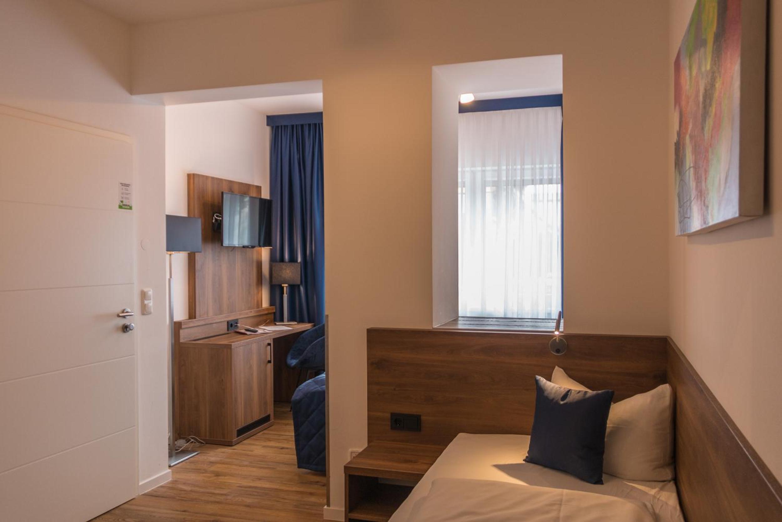 Economy Twin Room - Photo 15