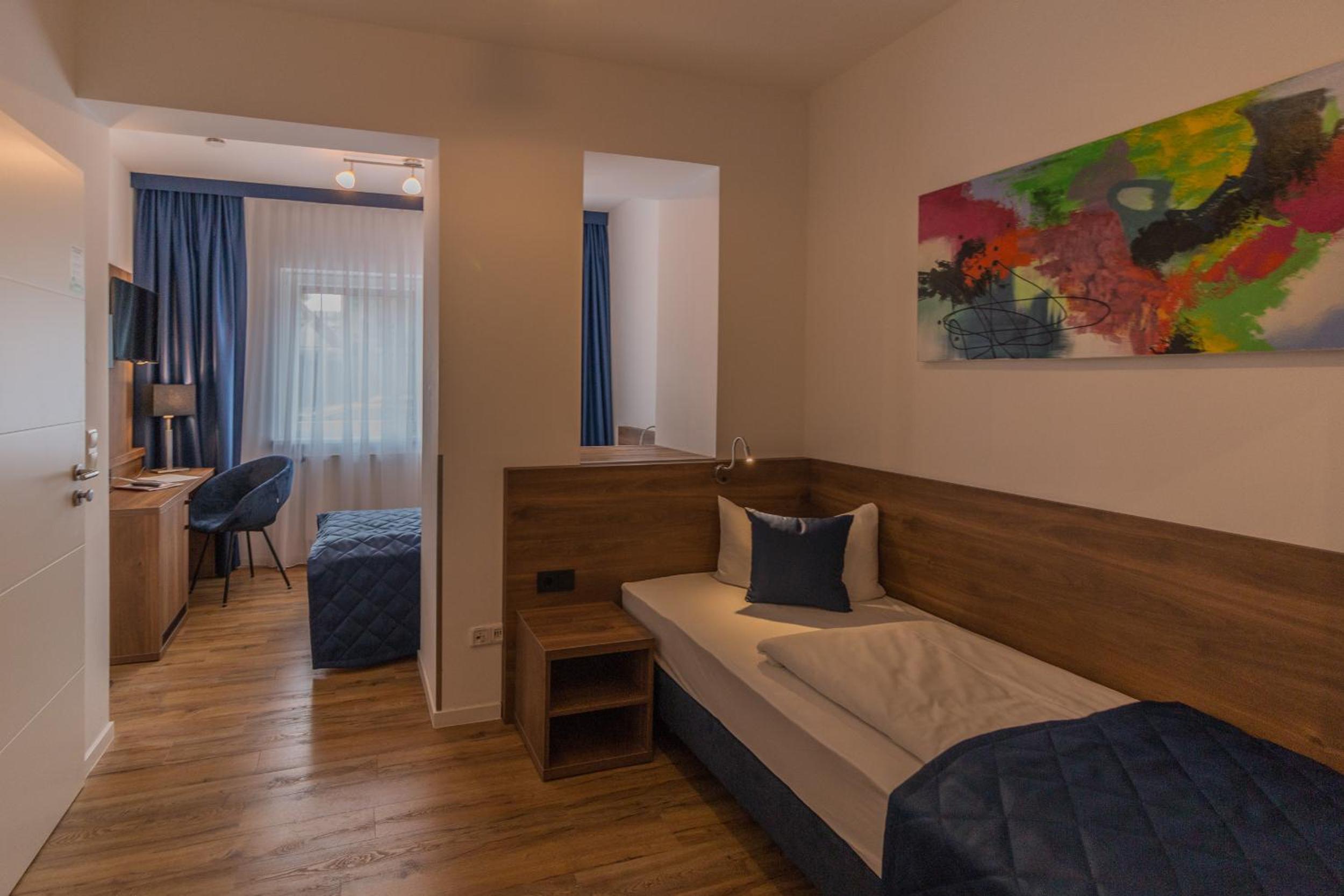 Economy Twin Room - Photo 11