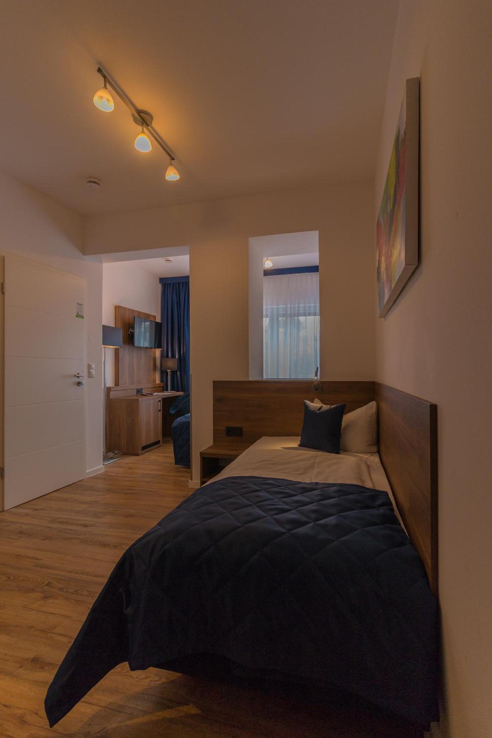 Economy Twin Room - Photo 9