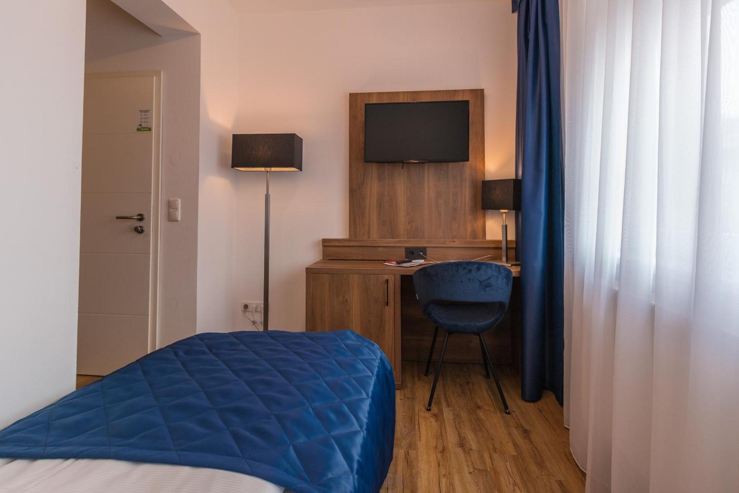 Economy Twin Room - Photo 8