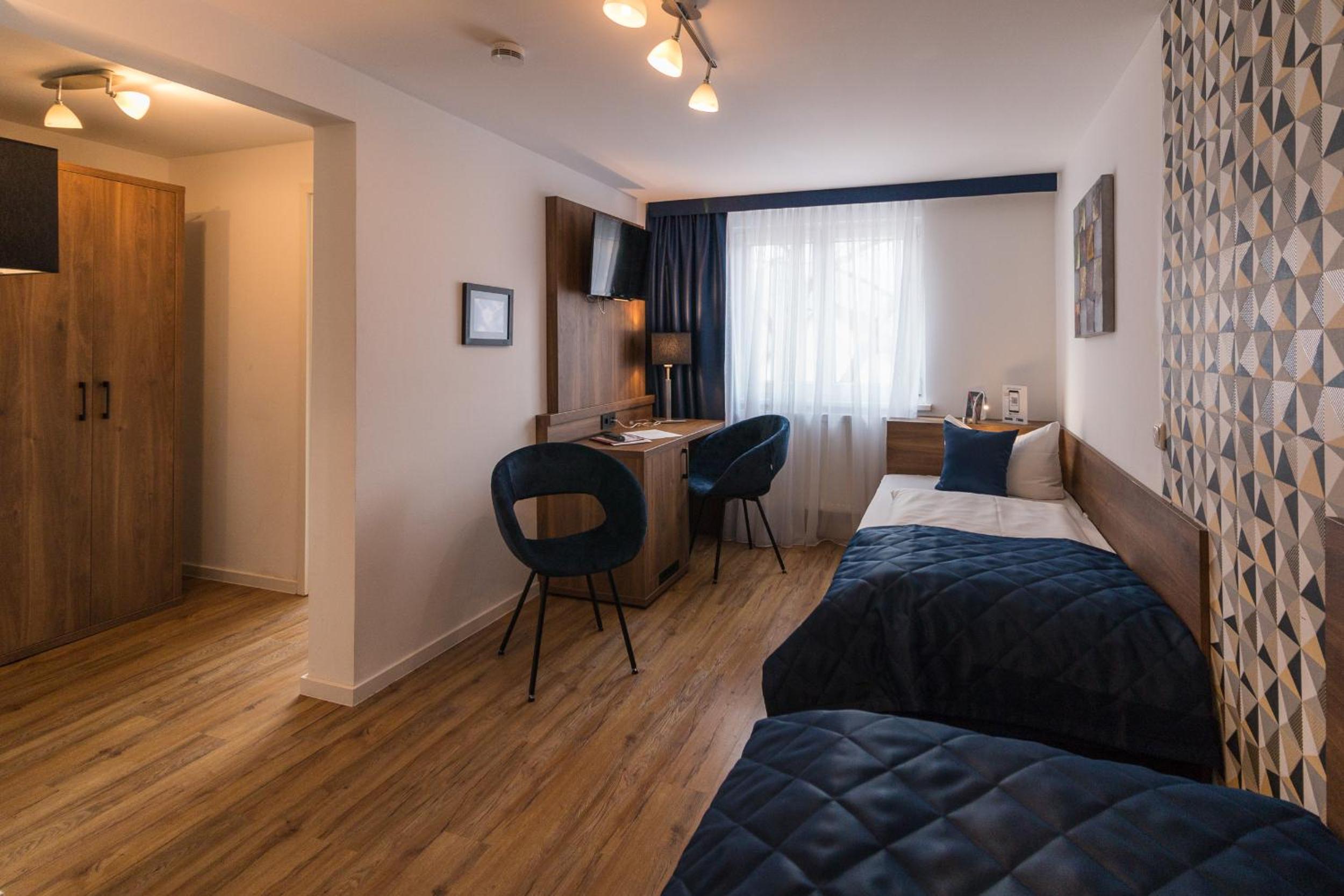 Economy Twin Room - Photo 6