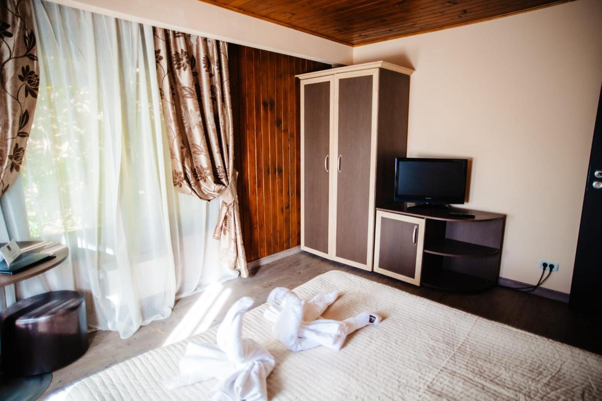 Double Room - Photo 7