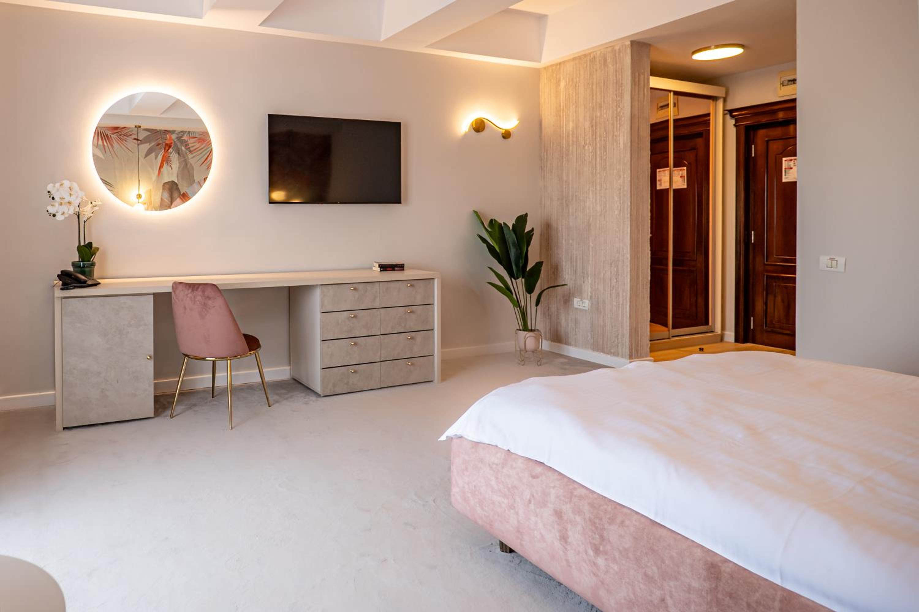Double Room with Side Sea View - Photo 15