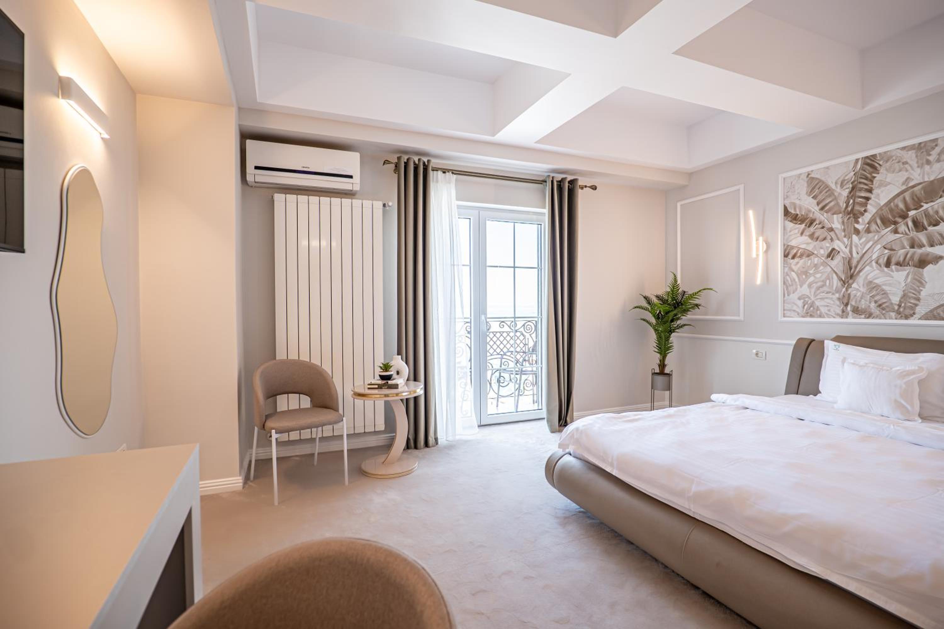 Double Room with Side Sea View - Photo 11