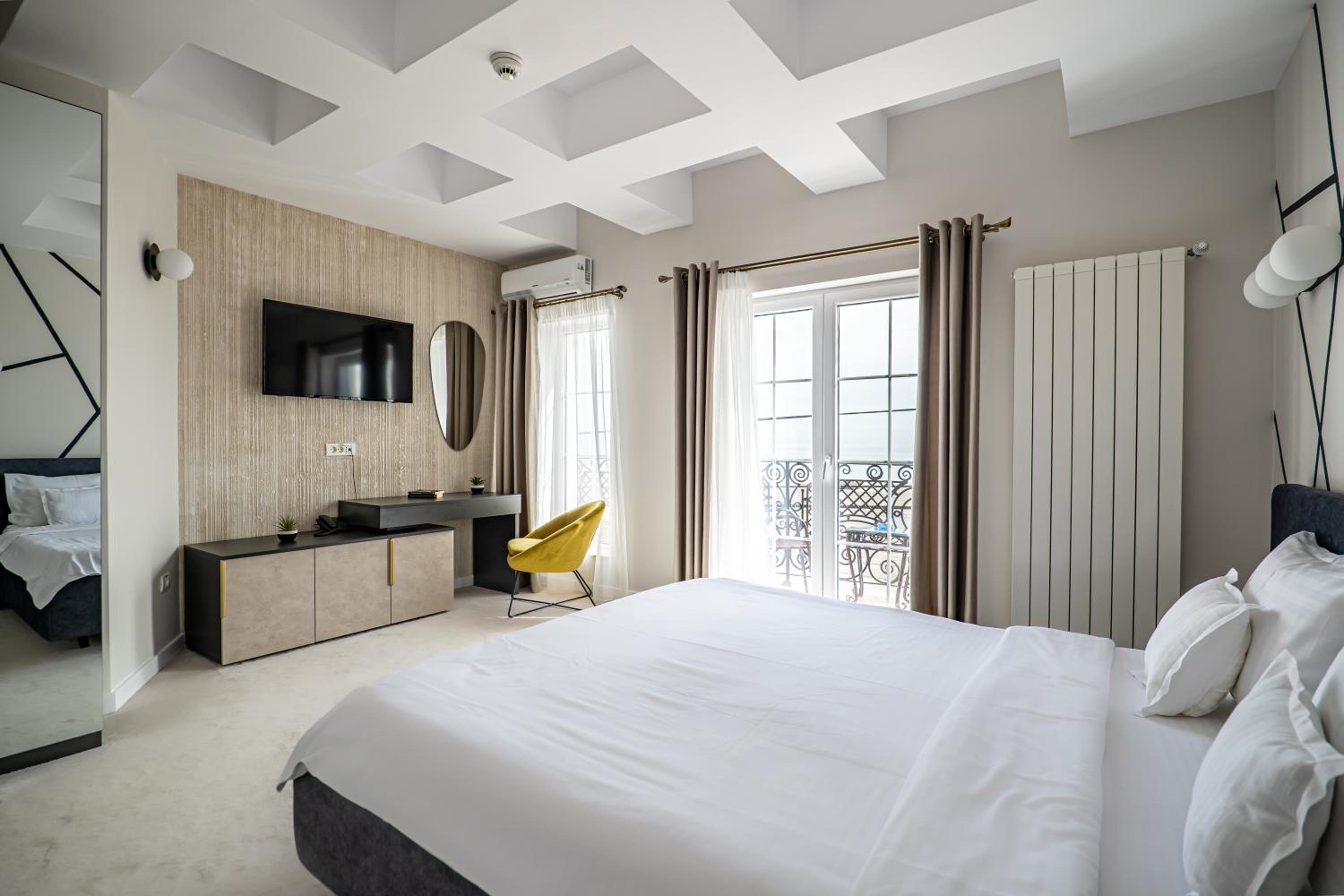 Double Room with Balcony and Sea View - Photo 8
