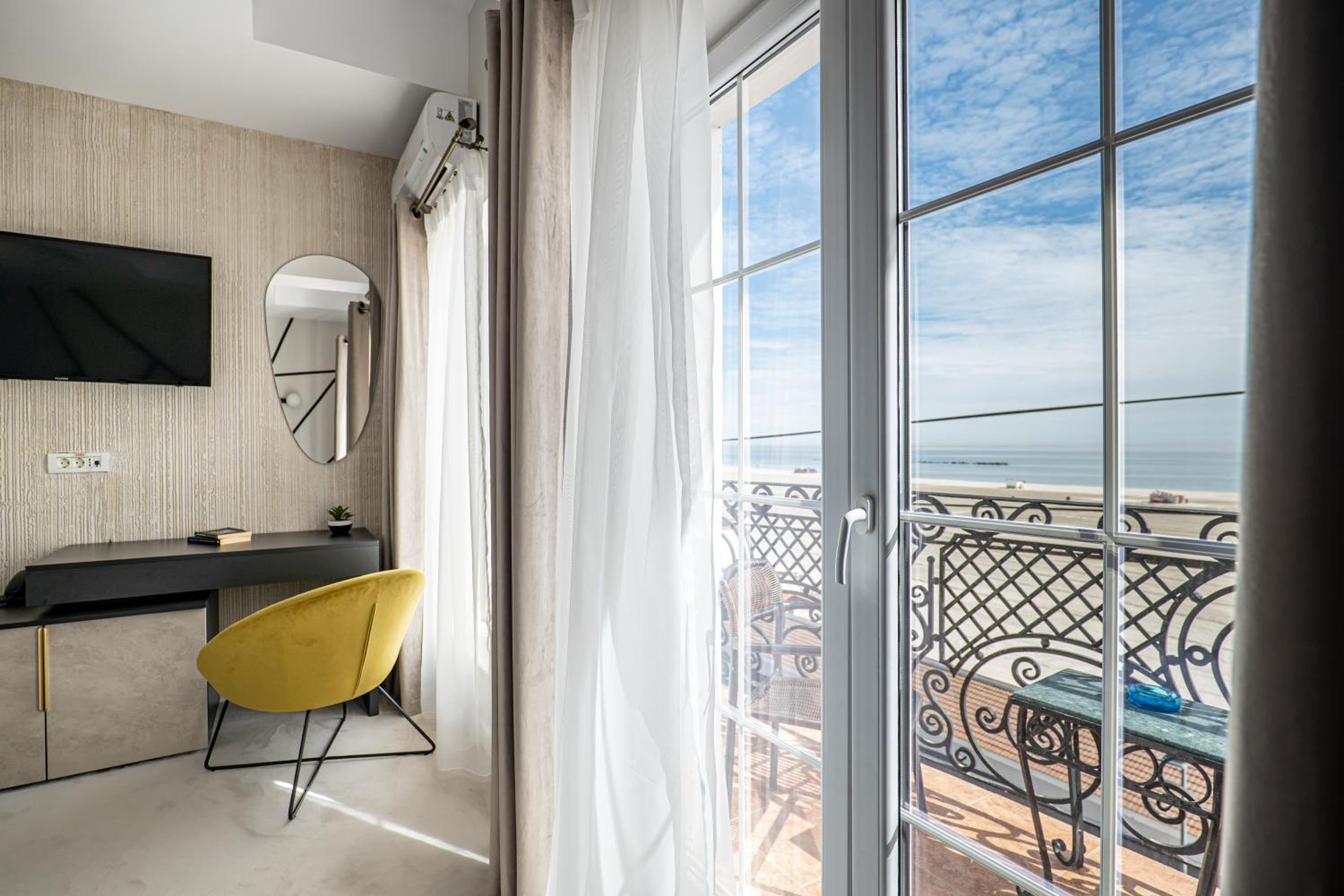 Double Room with Balcony and Sea View - Photo 7