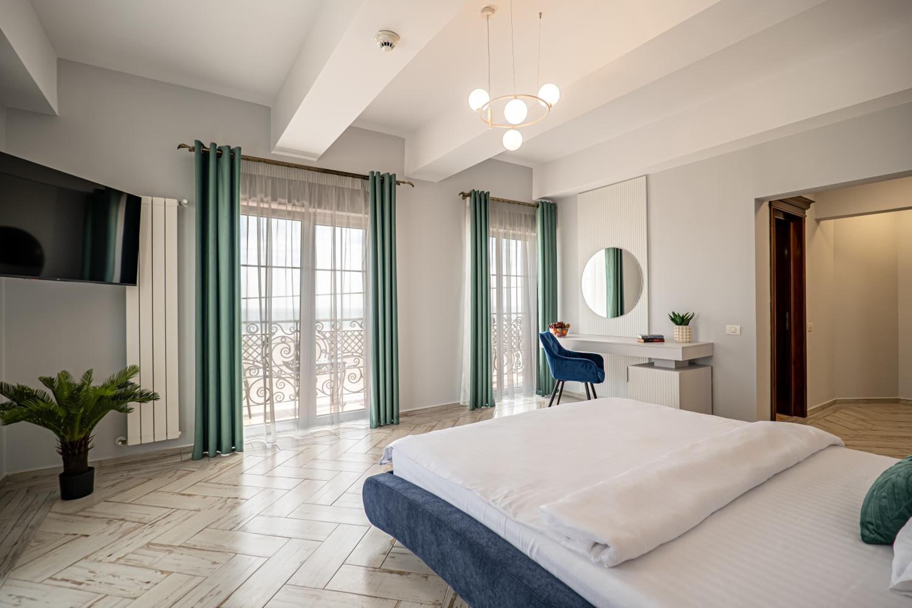 Double Room with Balcony and Sea View - Photo 10