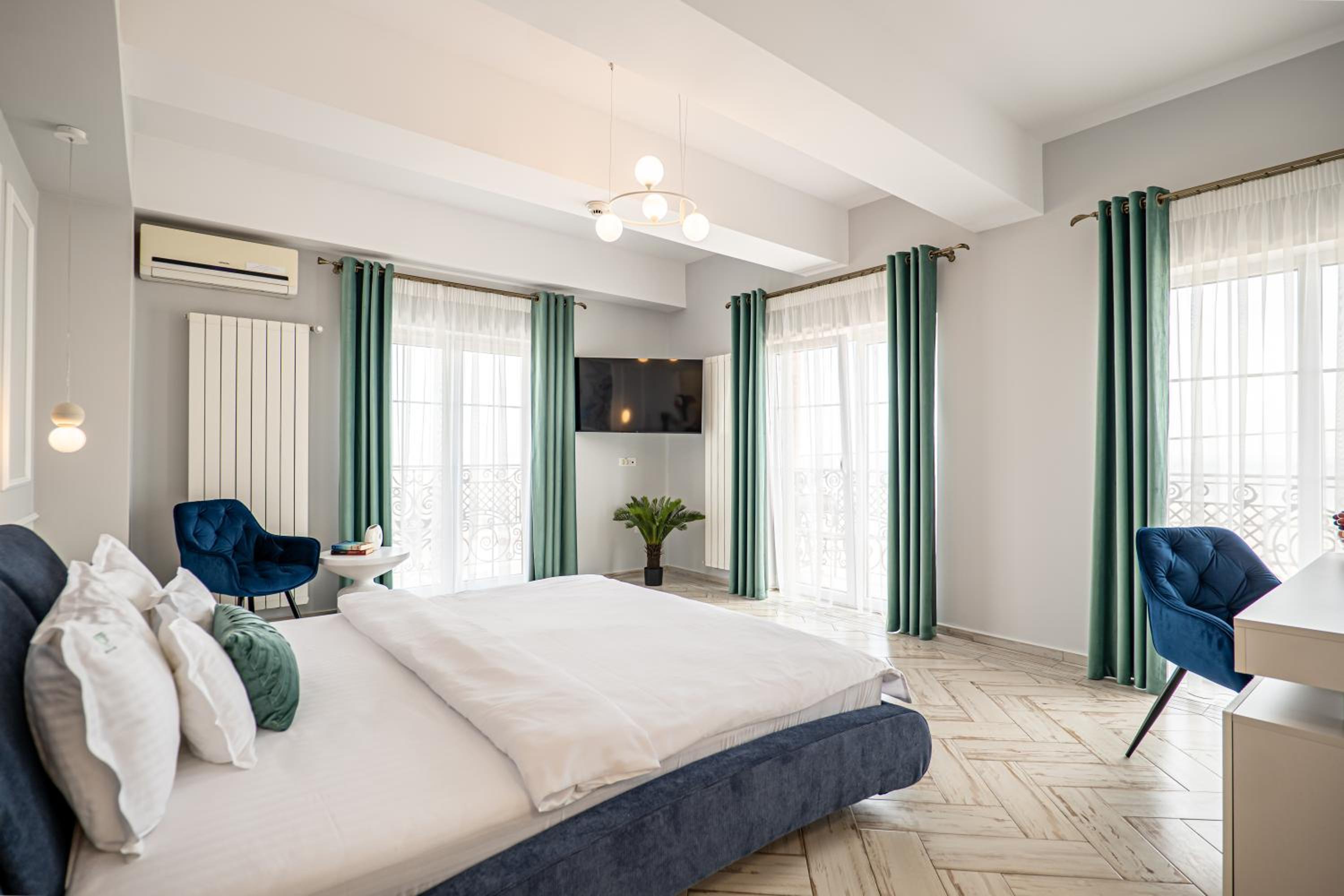 Double Room with Balcony and Sea View - Photo 1