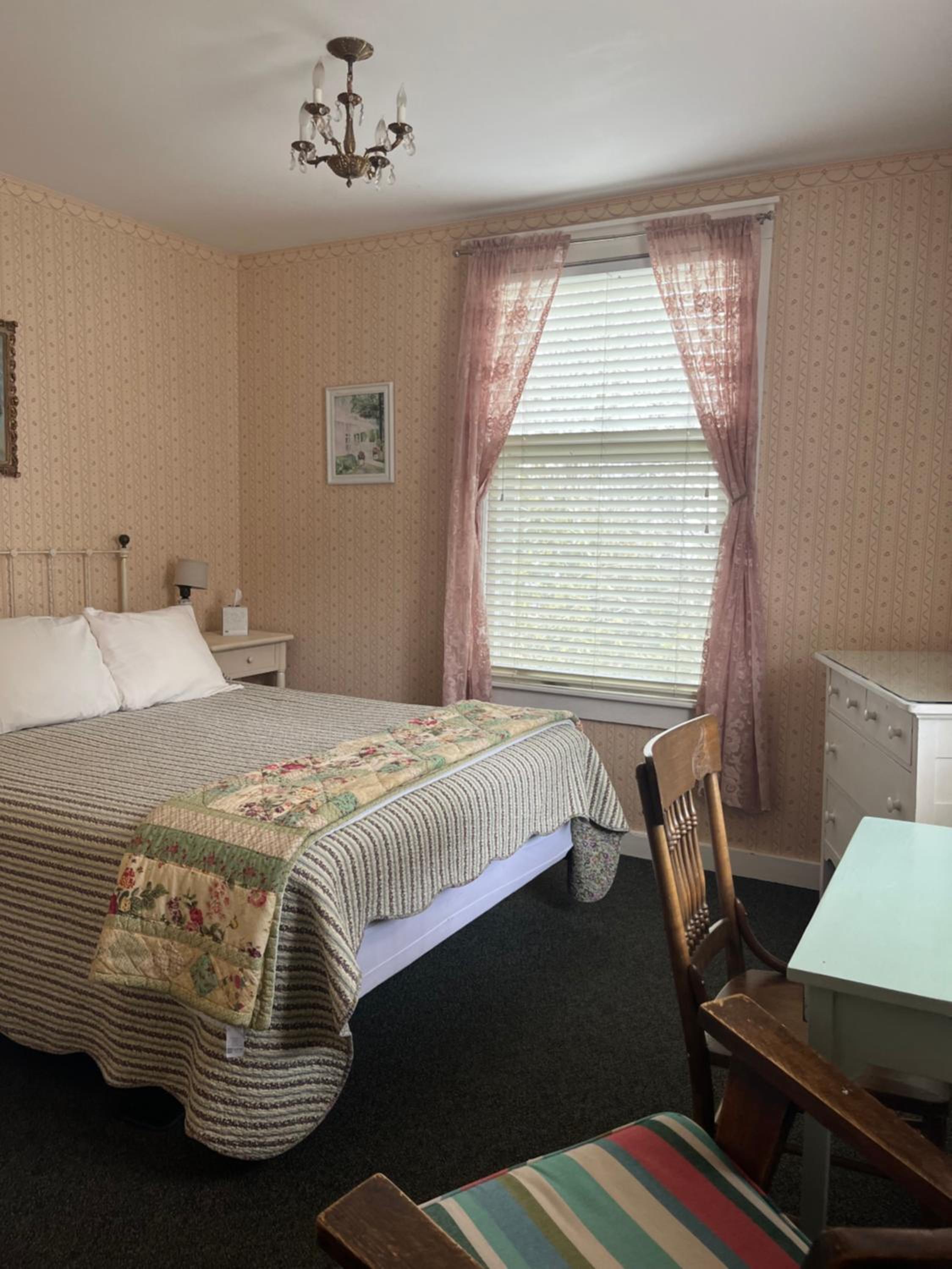 Standard King Room - Photo 12